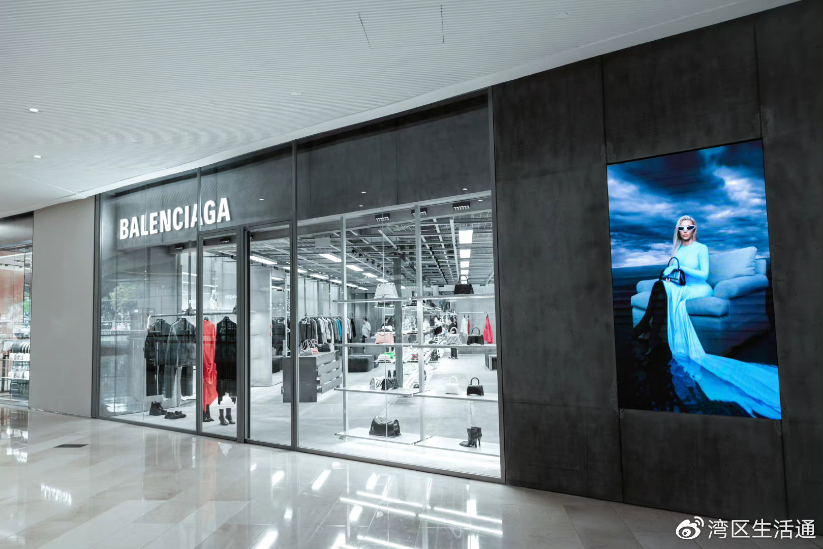 门店外,一面高清荧屏展示着balenciaga最新的广告片,为整体充满解构