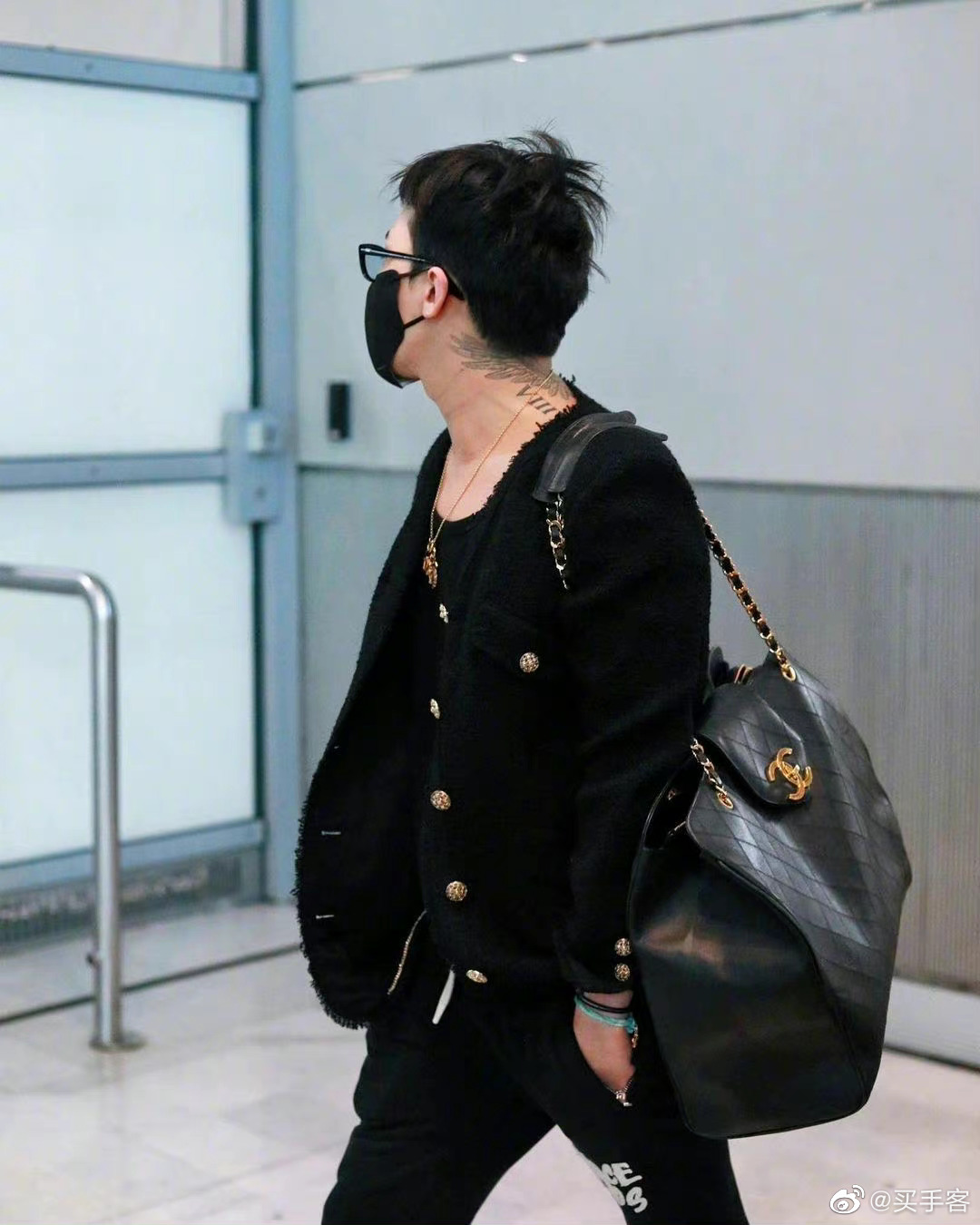 权志龙最新看秀机场图释出!