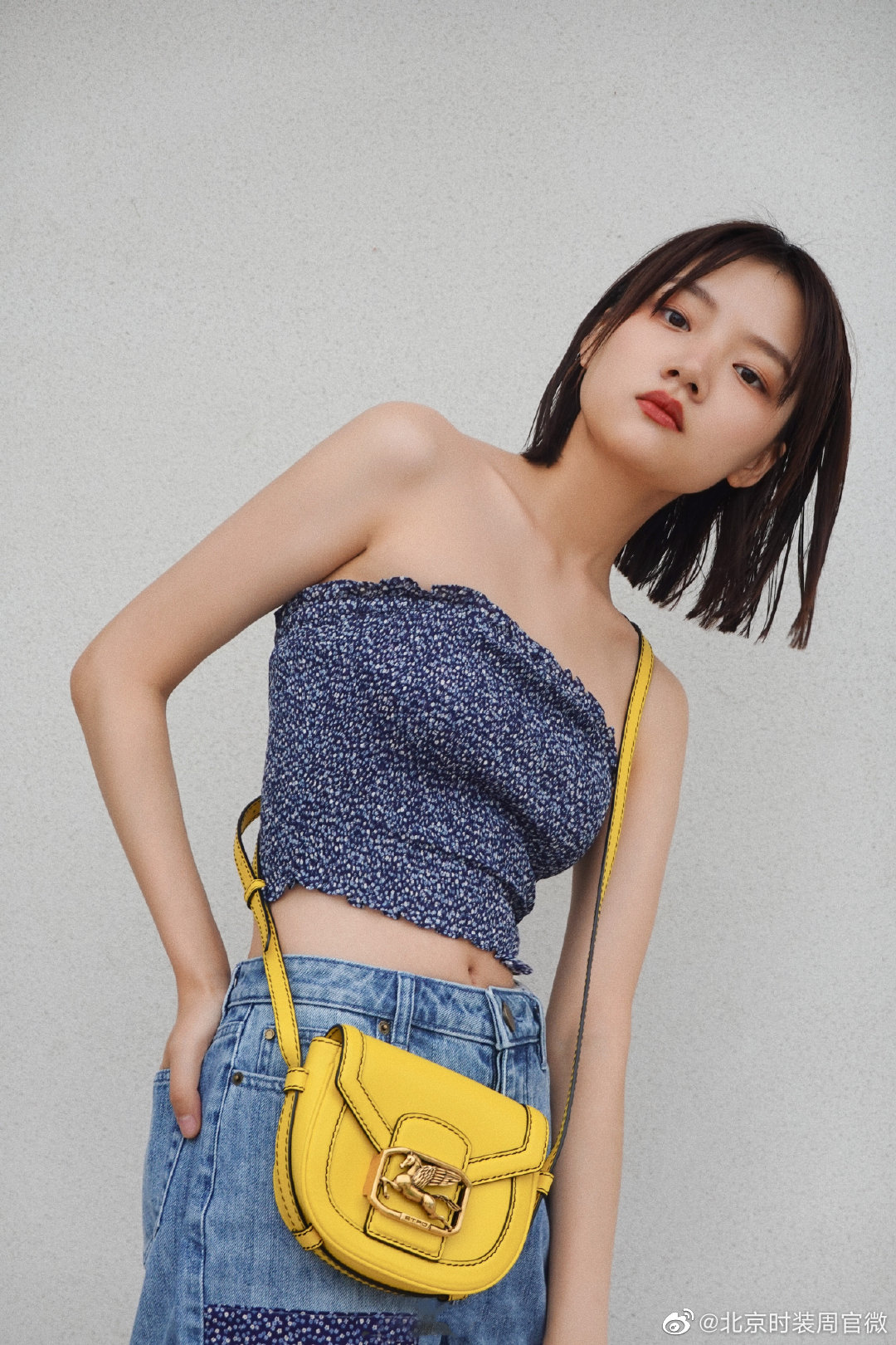 演员任敏 身着印花抹胸组合补丁牛仔裤