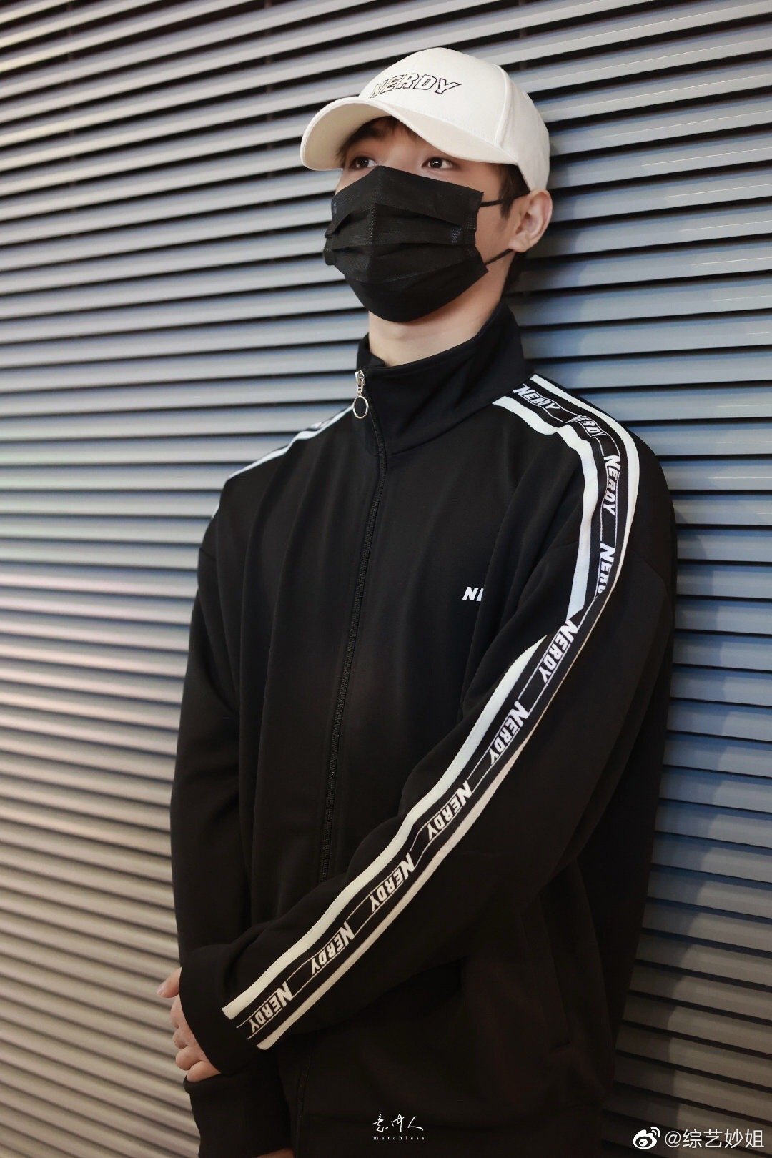 李振宁上海机场出发黑色休闲运动装搭配白色棒球帽