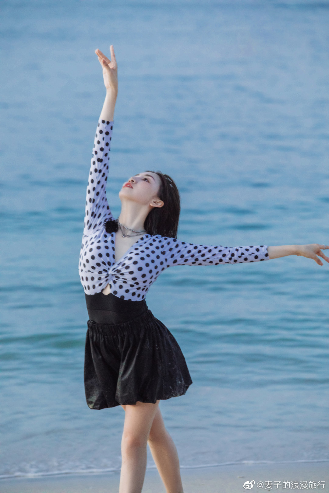 1 / 6 @周捷1107 @邹凯 的海边合体即将上线!"冠军夫妇"做什么运动?