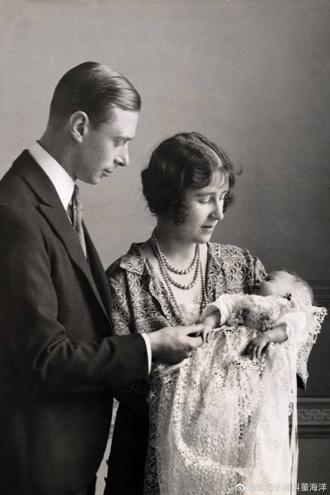 老照片:伊丽莎白二世女王从小小的婴儿到婷婷玉立的少女