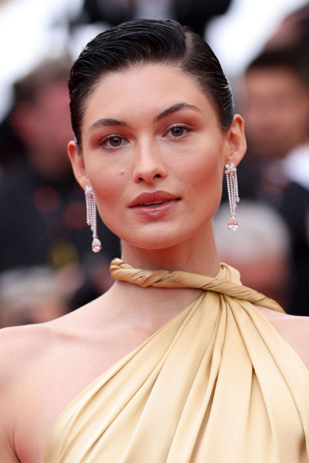 出席第75届电影《壮志凌云2:独行侠》首映红毯的超模grace__财经头条