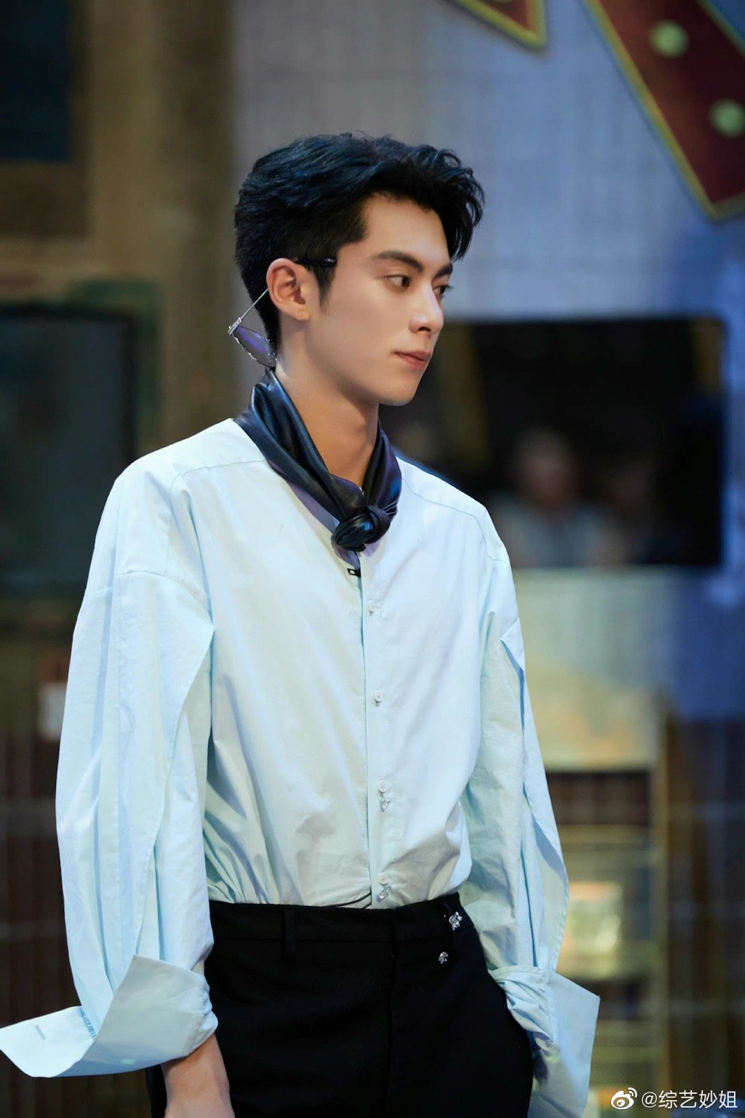 王鹤棣密室大逃脱4金丝边眼镜造型