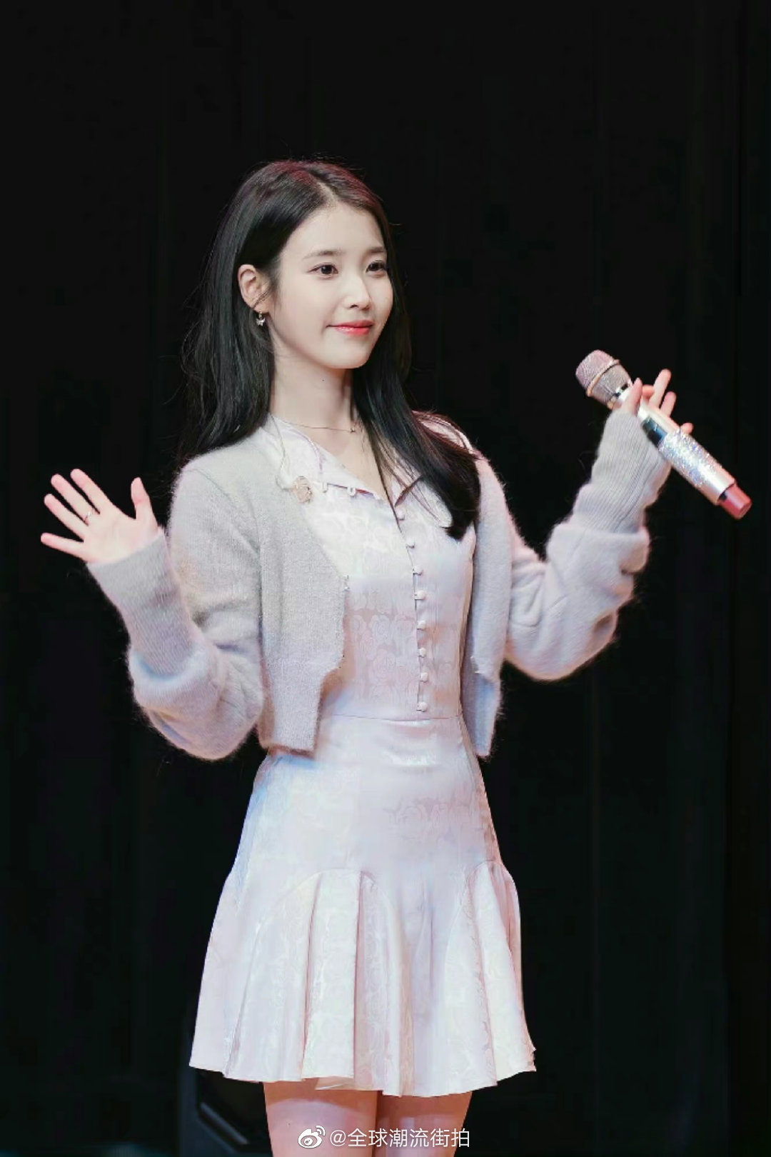 iu李知恩|街拍更新 浅灰色短款针织小开衫……__财经头条