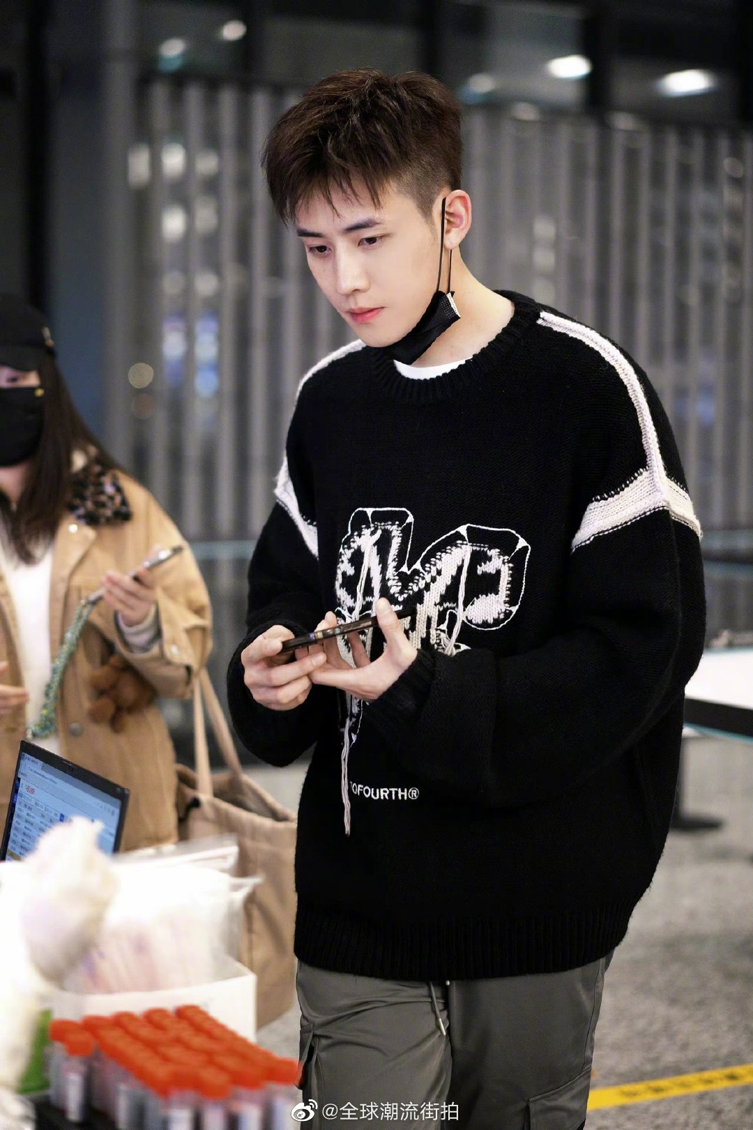 任豪|街拍更新 黑白毛衣搭配白色t恤内搭,简单的发型……__财经头条