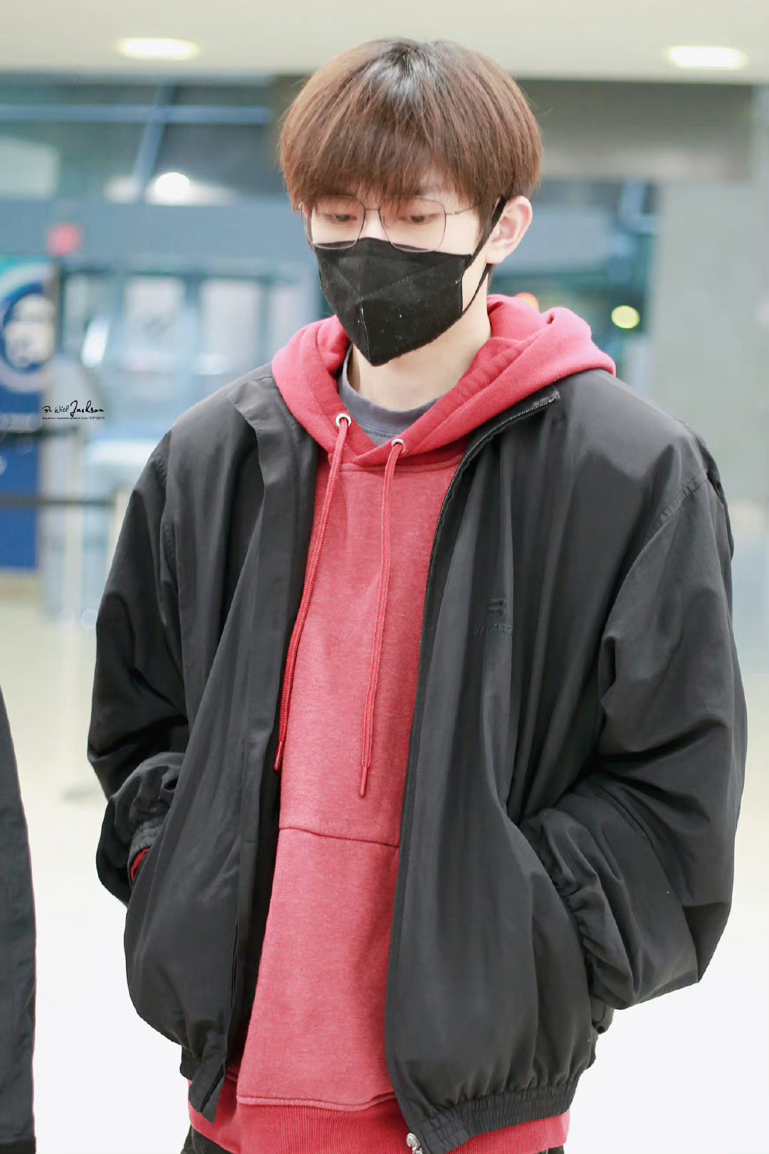 易烊千玺回国机场饭拍 黑色夹克77红色卫衣造型,帅哥回国啦!