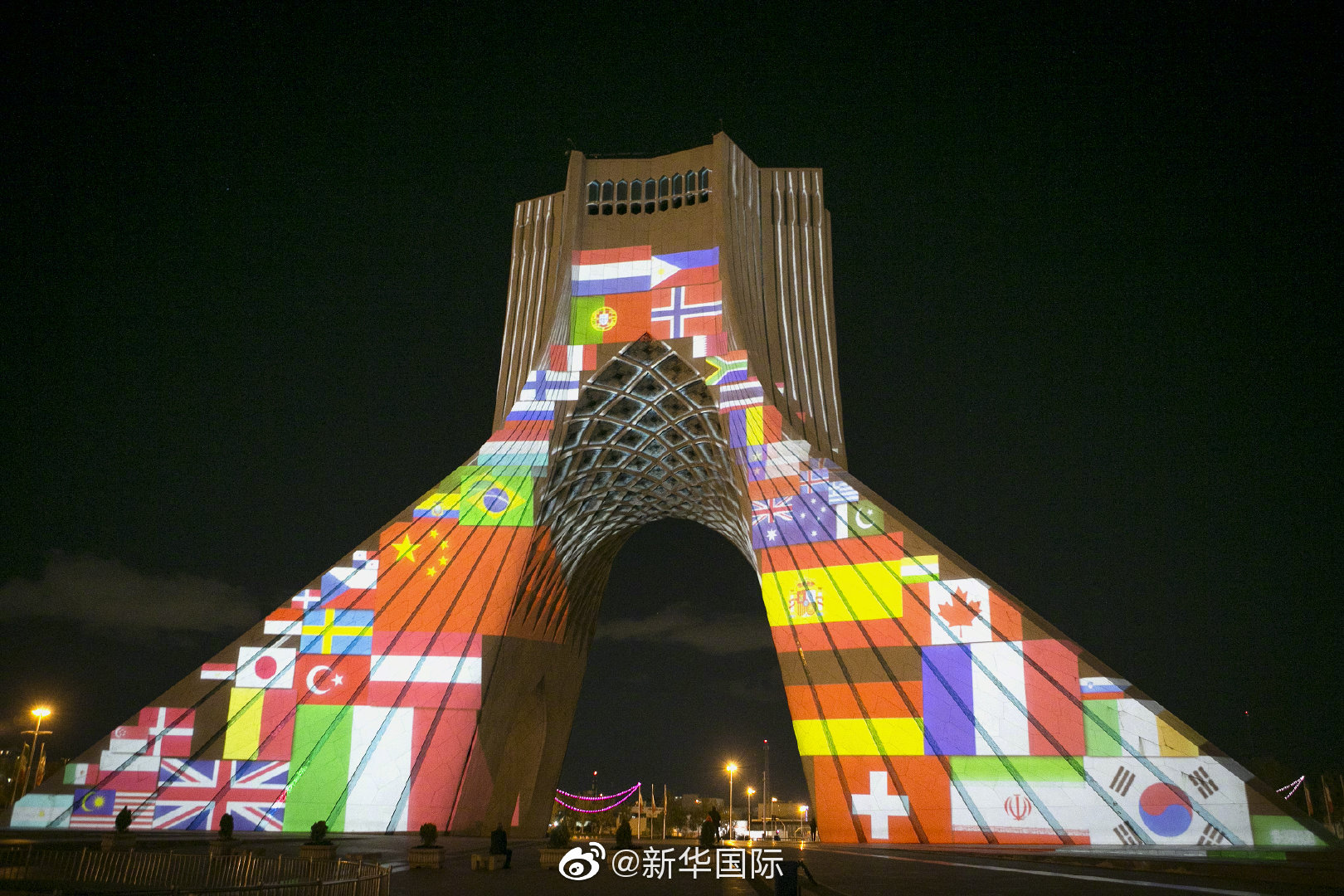 伊朗德黑兰自由塔灯光秀为世界抗击疫情加油