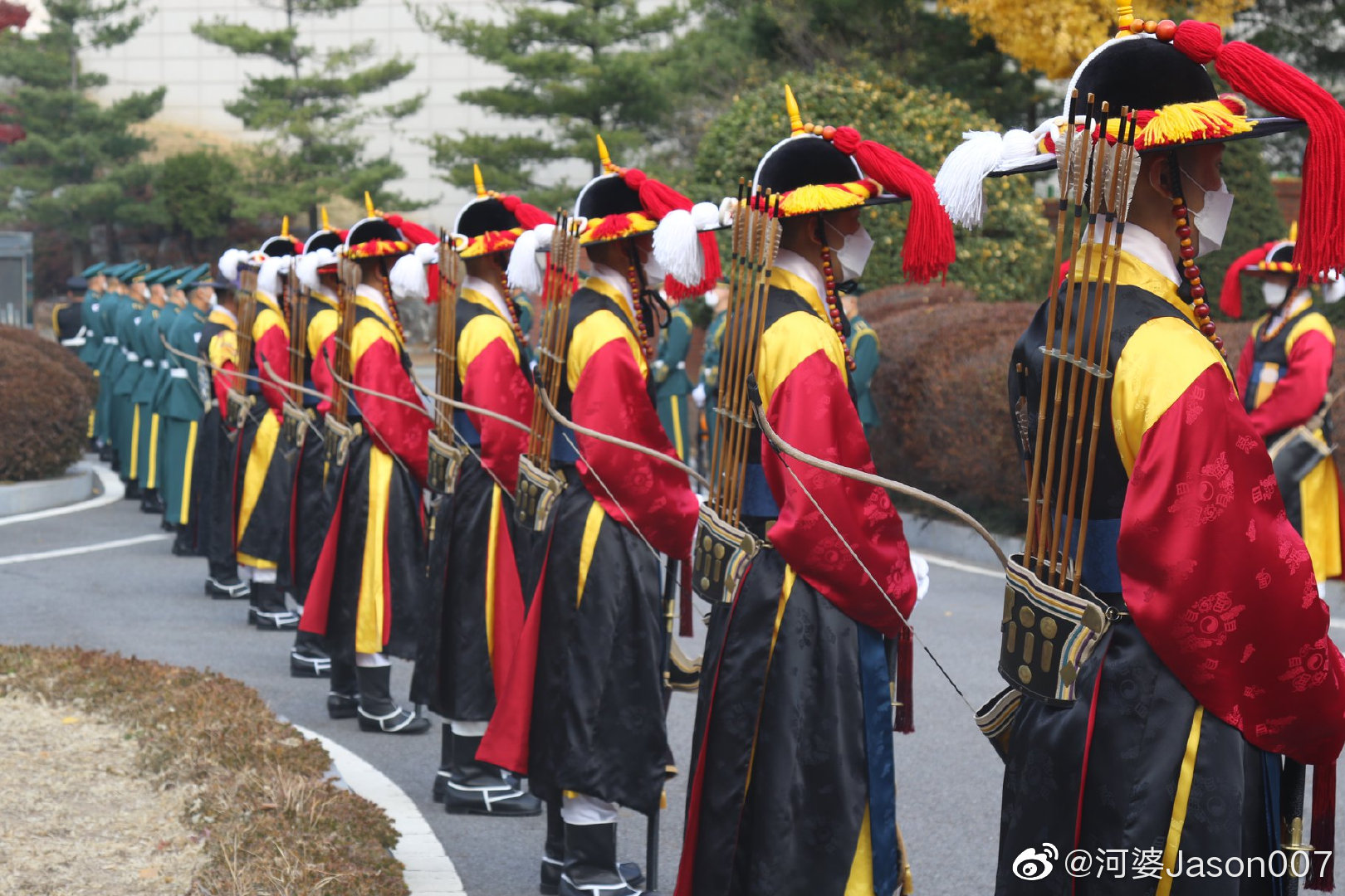 韩国传统仪仗队迎接美国陆军参谋长詹姆斯·麦克康维尔到访_高清图集