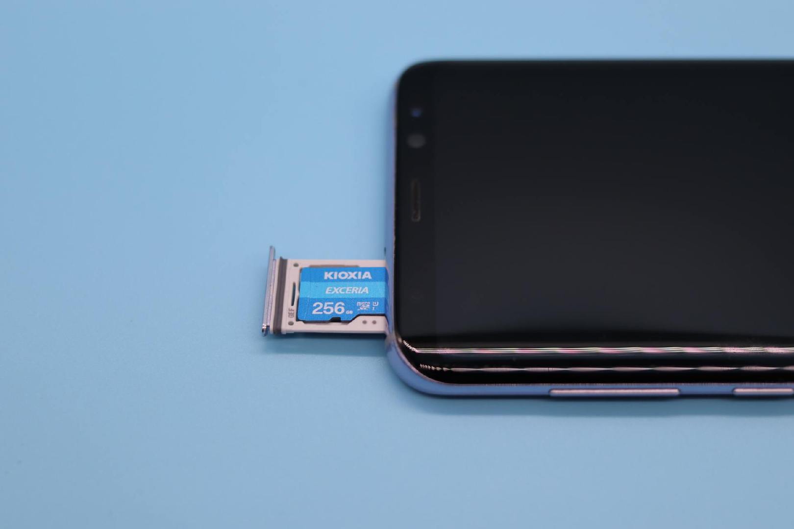 就先拿出手机来试试了,恰好这款手机是支持microsd卡扩展的