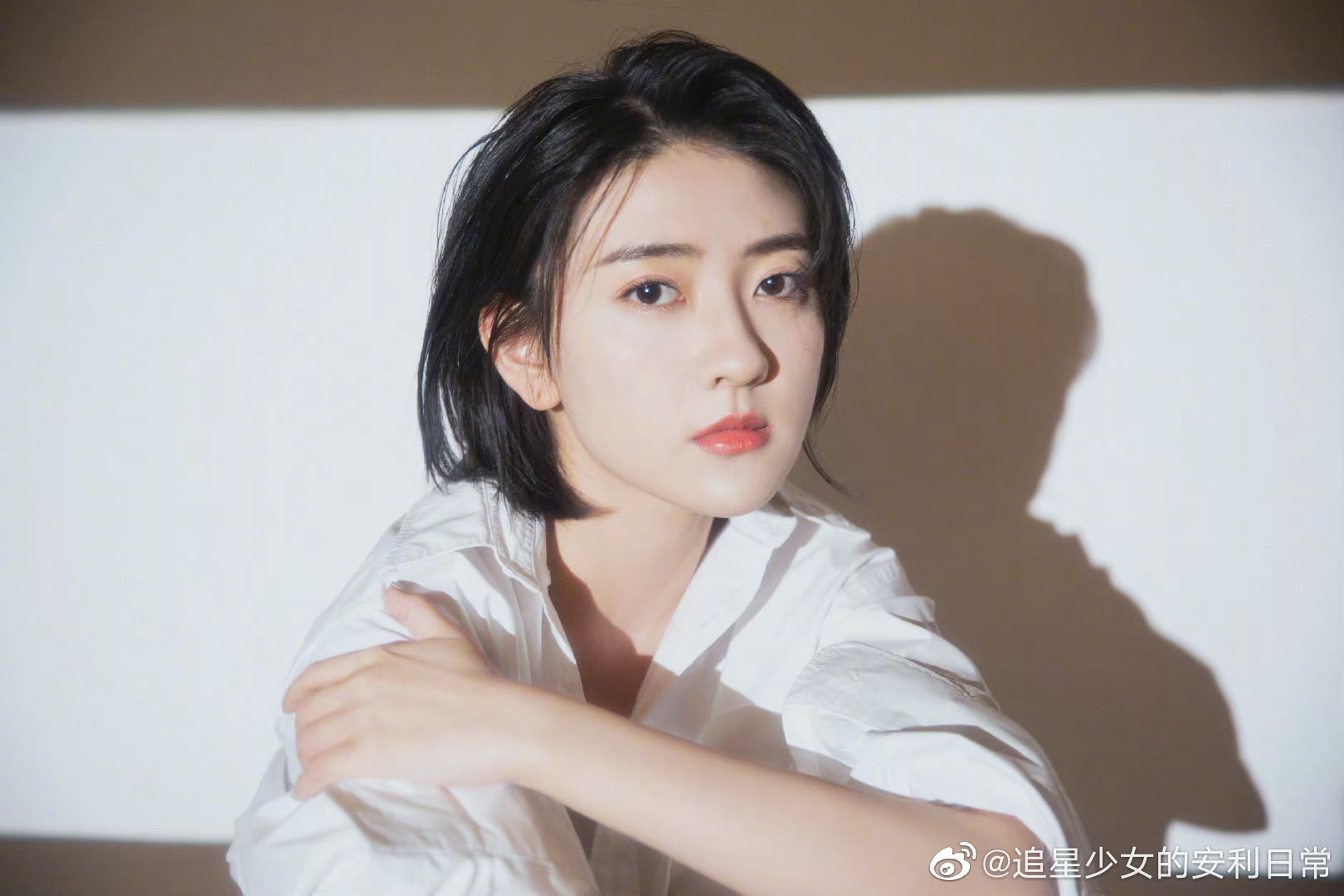 洁哥白衬衣短发真的攻气十足!梁洁的新剧 真的超级好看!