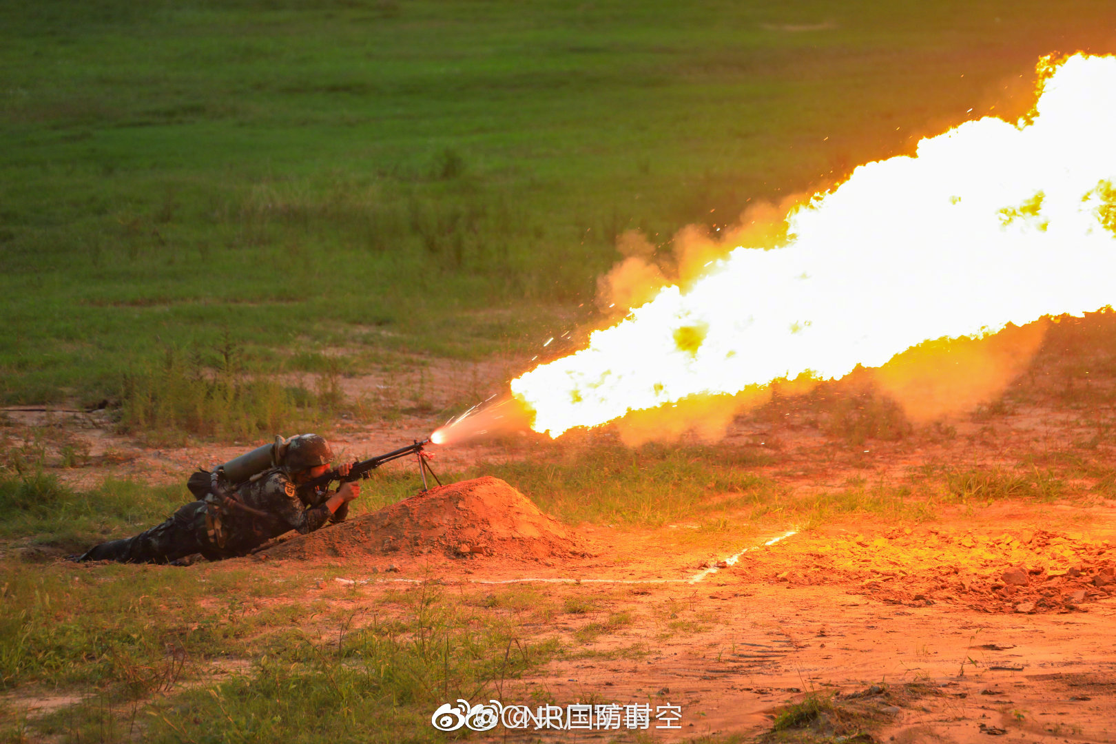 火龙出击!多角度直击武警防化兵喷火训练