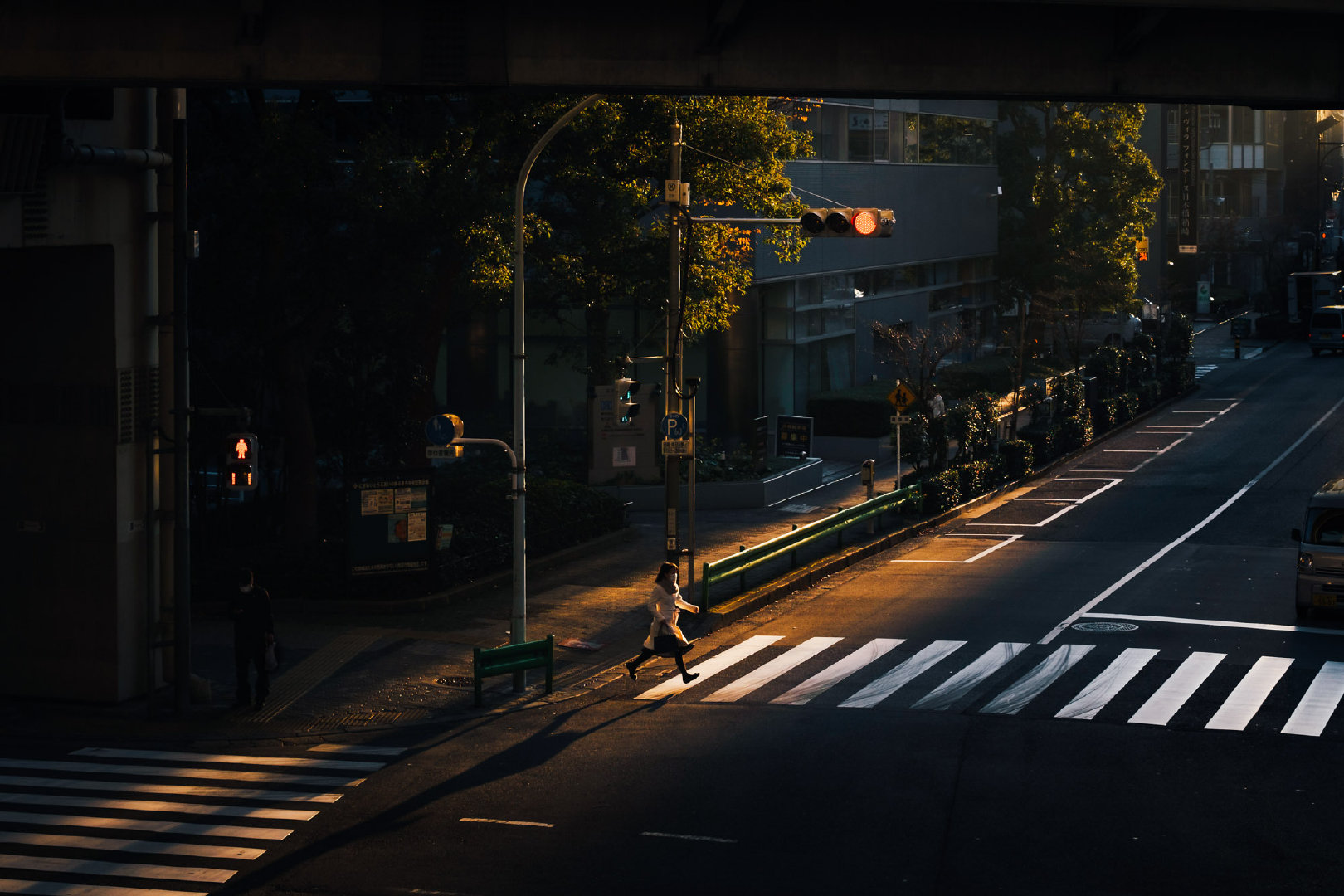 光影中穿过斑马线的行人街头摄影师takashiyasui