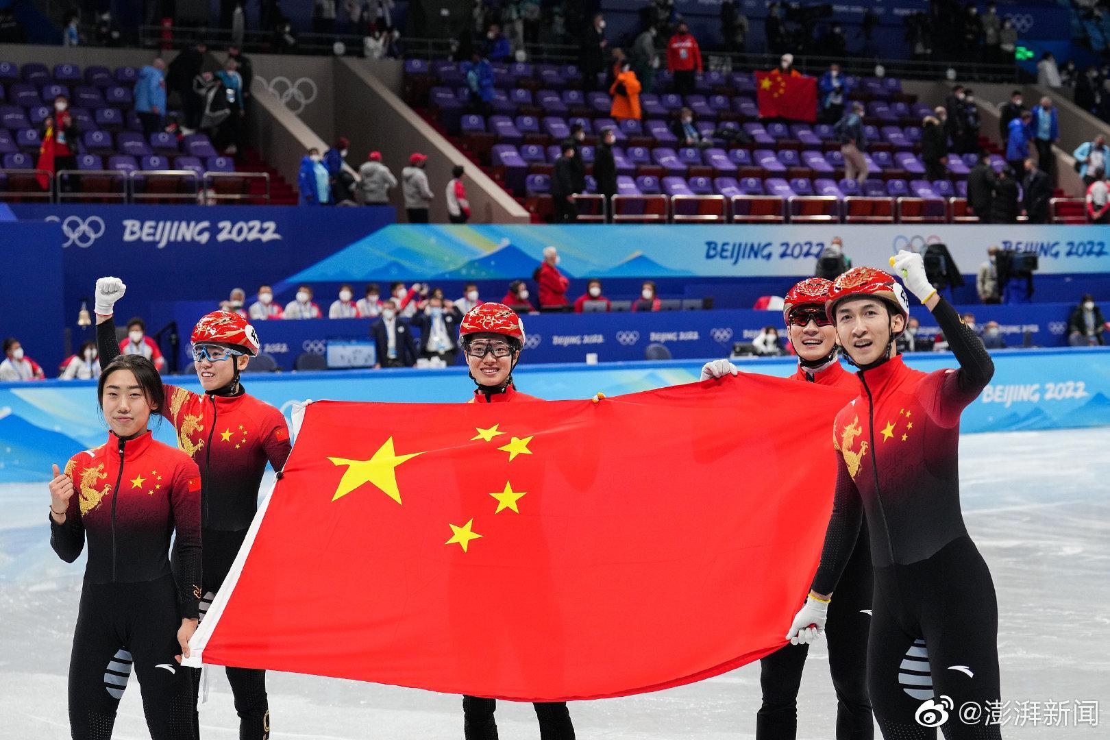 中国队北京冬奥首金恭喜图片来源澎湃新闻你永远可以相信中国短道队