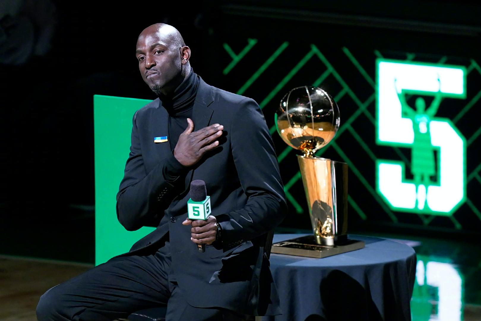 一些加内特球衣退役现场的图片