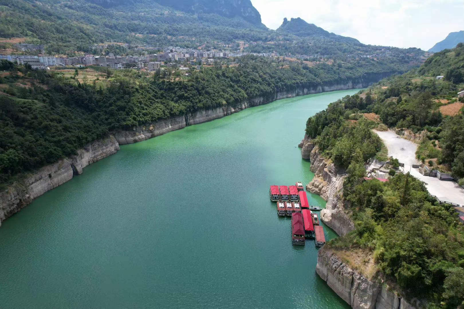 清江，土家族的母亲河，因“水色清明十丈，人见其清澄”而名……__财经头条