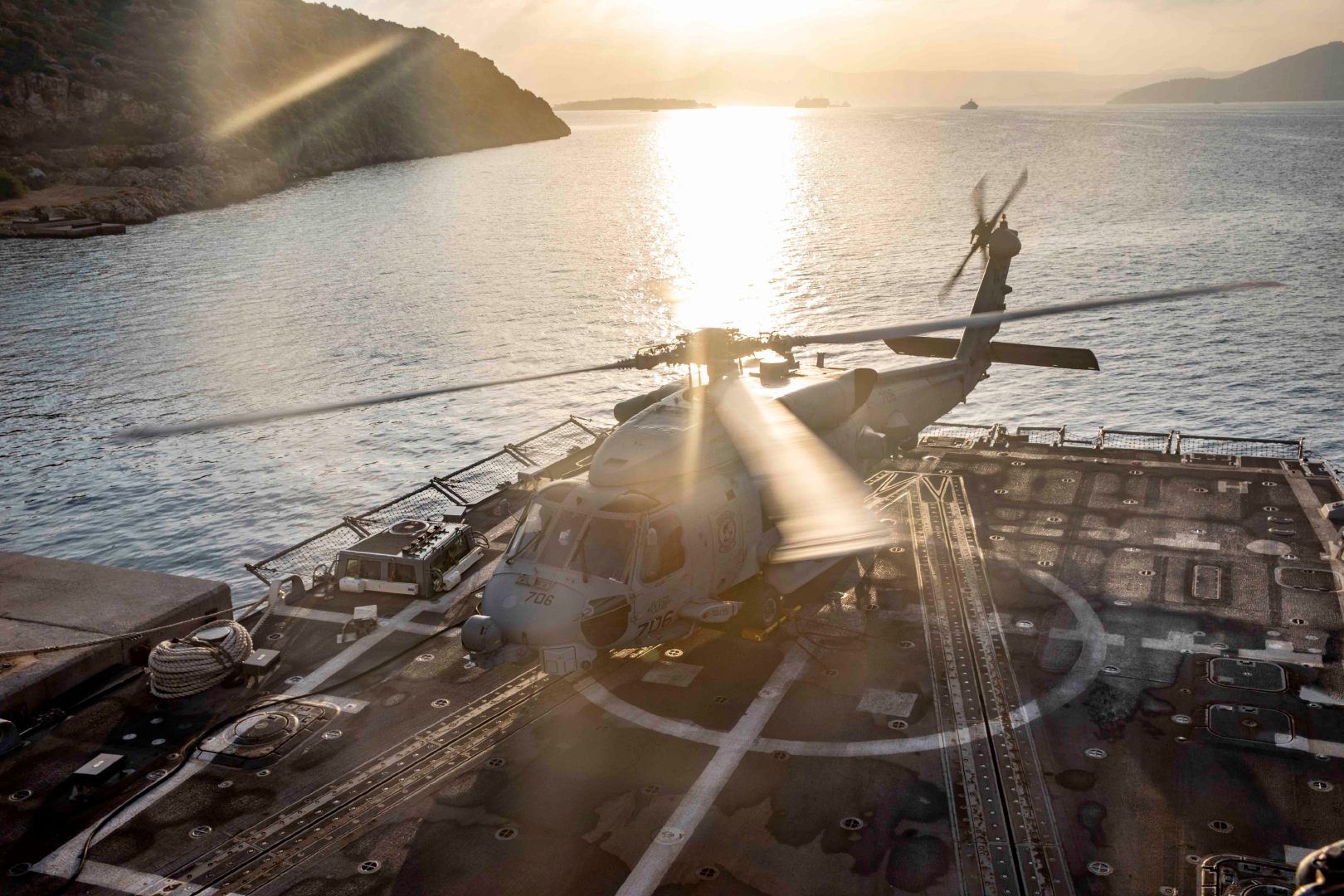 MH-60R海鹰,从“阿利·伯克”级驱逐舰“法拉格特”号起飞
