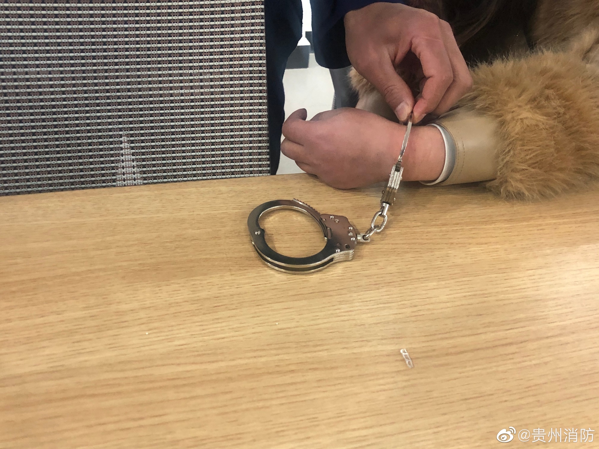 一天一卡?今天是熟悉的手铐