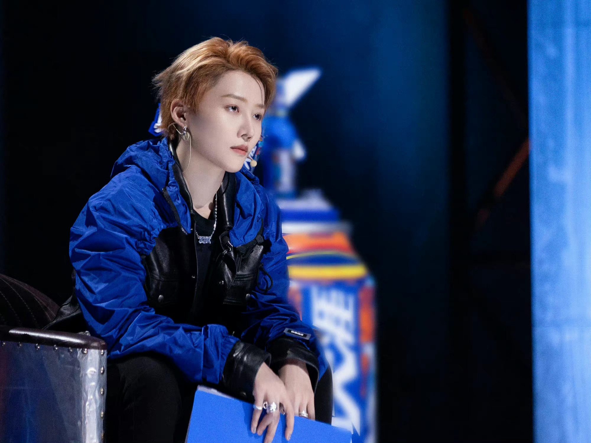 刘雨昕街舞5蓝黑拼接皮衣造型 认真帅气的刘队长,期待精彩表现__财经