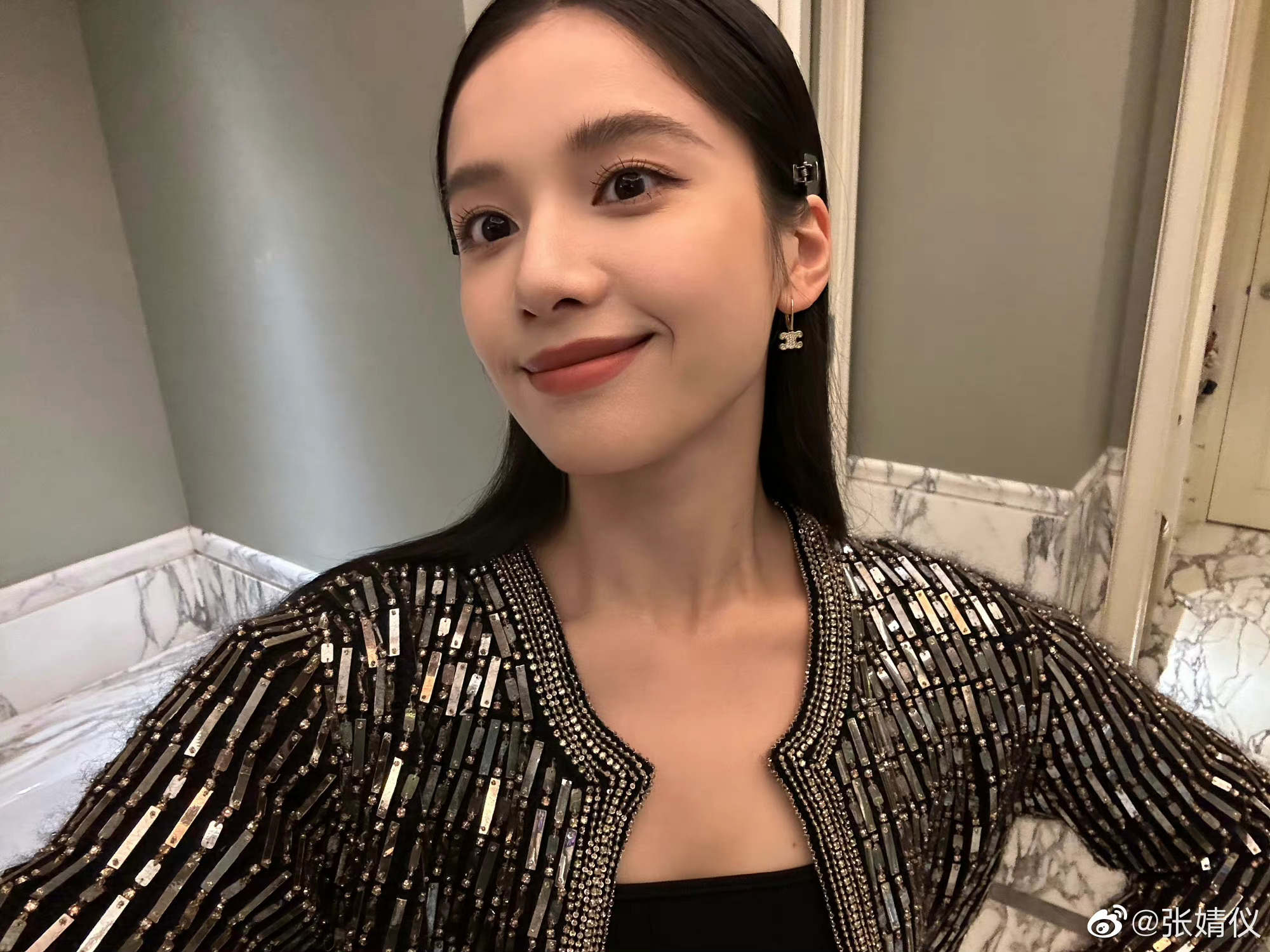 张婧仪分享日常随拍啦，查收公主的对镜拍__财经头条