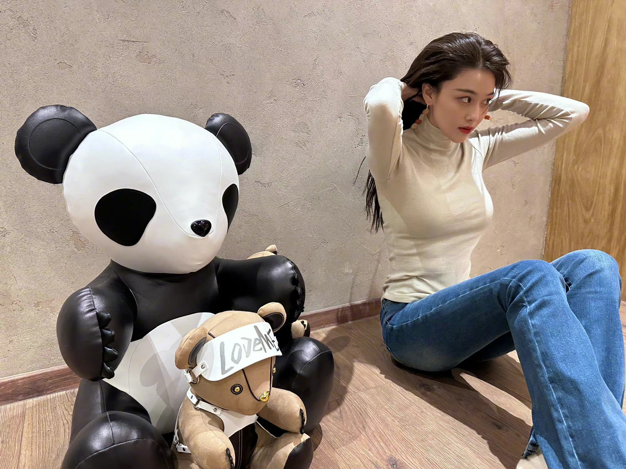 张馨予晒画画随拍照白色毛衣牛仔裤随性自然