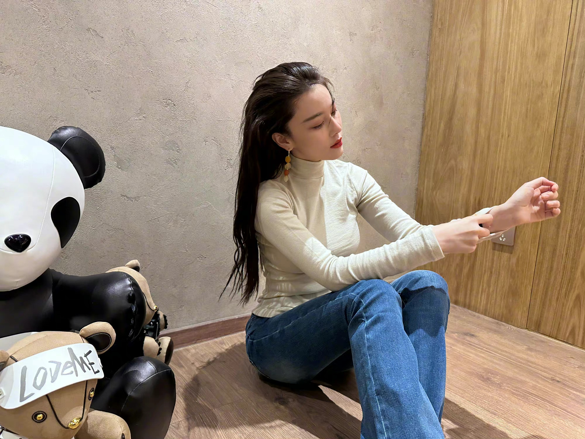 张馨予晒画画随拍照白色毛衣牛仔裤随性自然