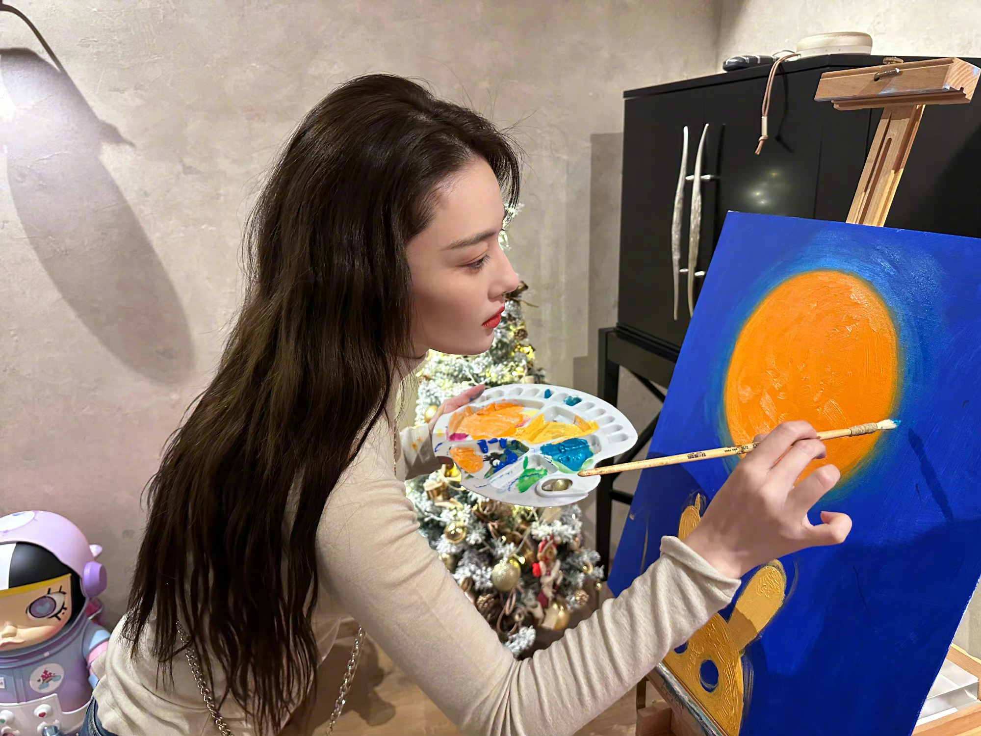 张馨予晒画画随拍照～ 白色毛衣牛仔裤,随性自然……_高清图集_新浪网