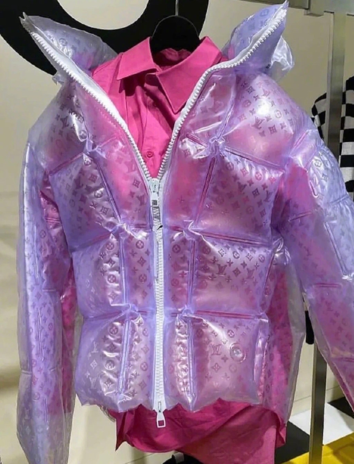 lv设计的这款充气衣(有夹克和马甲)最近刷新了对潮流的认知