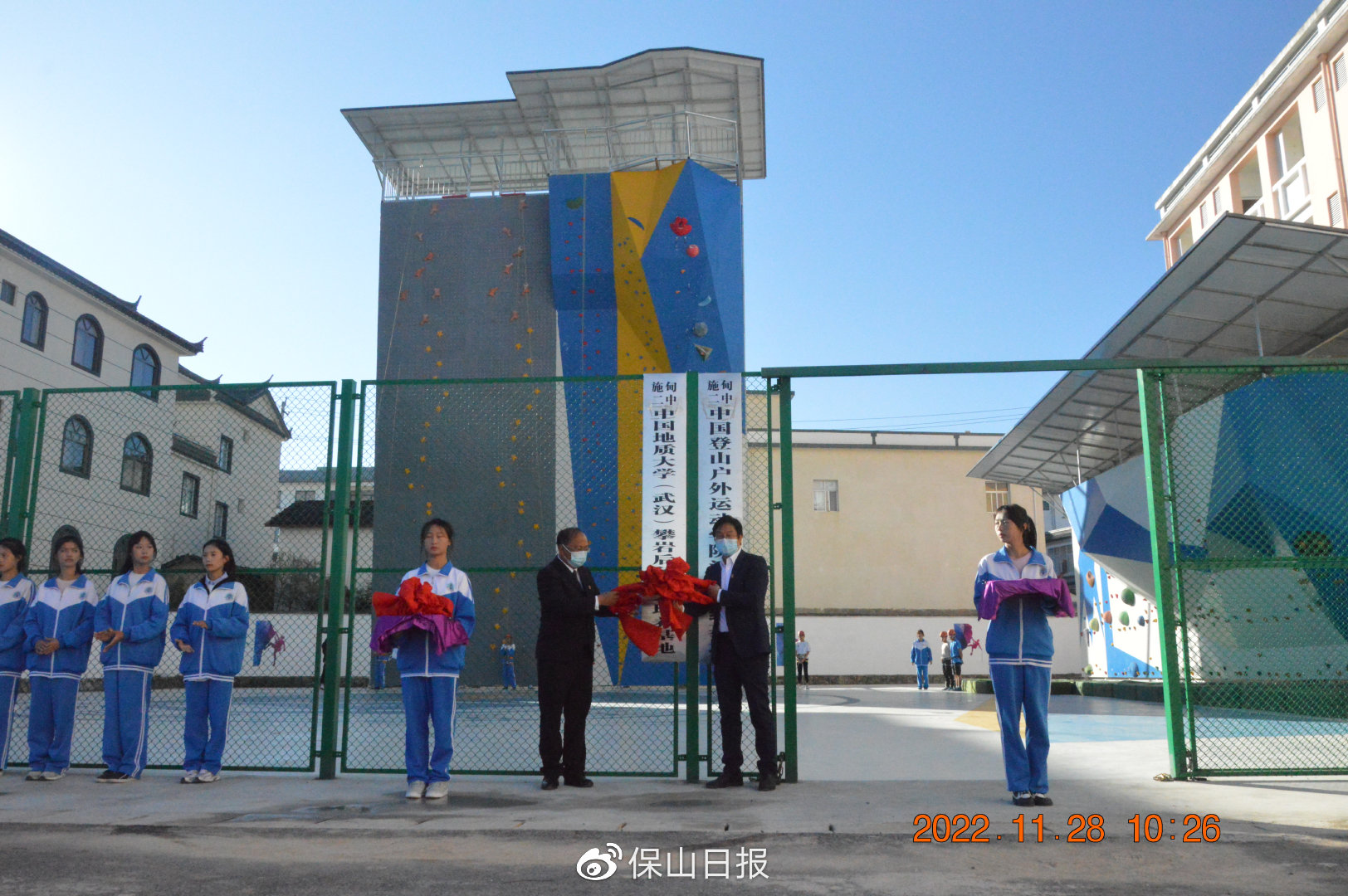 滇西完全中学第一座户外标准化攀岩墙在施甸二中落地__财经头条