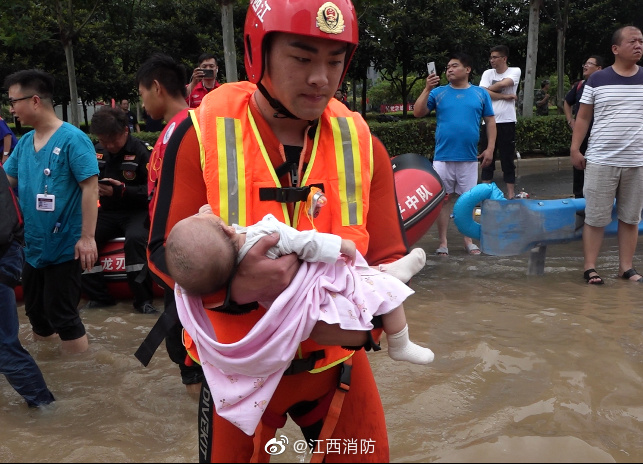 "粗糙的大手小心翼翼地抱"～消防员抱被救婴儿有多温柔