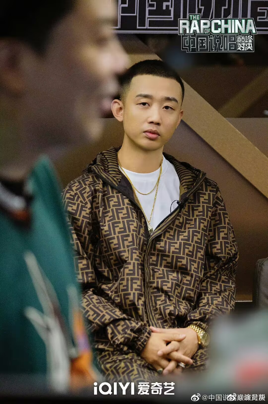 gai在上唱了《威远故事》,舞台上放着gai的童年照片……__财经头条