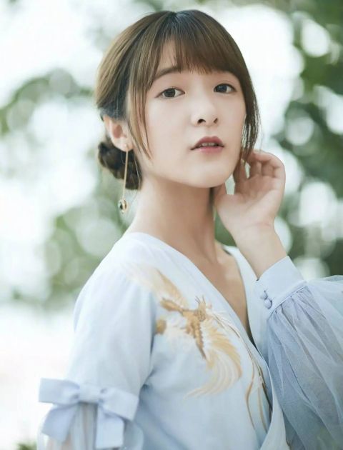 周星驰干女儿徐娇晒近照宽松卫衣搭配高马尾俏皮可爱与小时候假小子