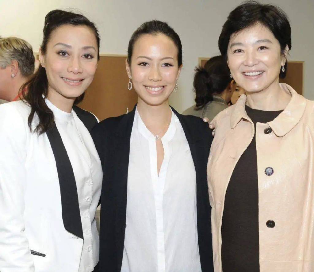 何超琼携密友俞琤参加聚会林青霞继女现身妹妹何超凤黑裙亮相