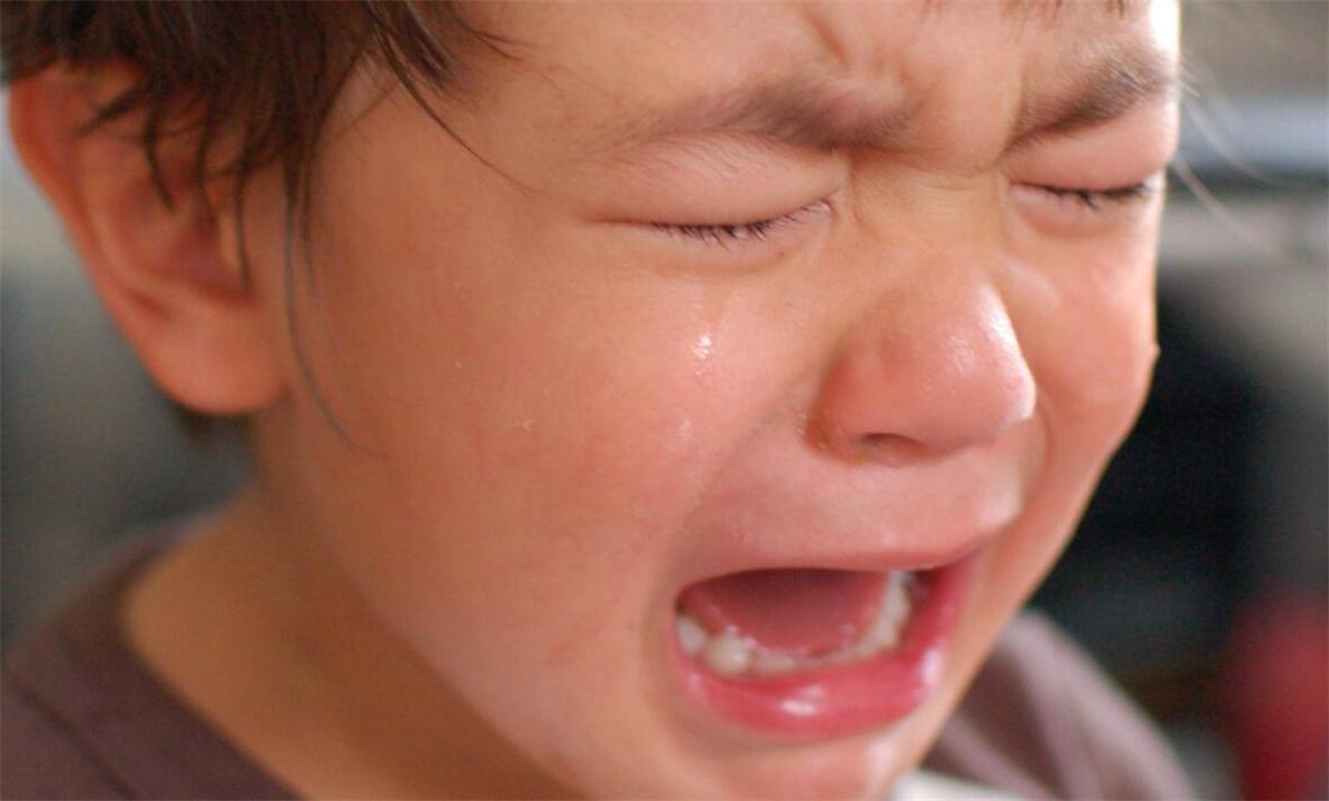 看到孩子哭,小徐可能觉得很尴尬,大声吼了一句:"哭什么哭,吃自己面前