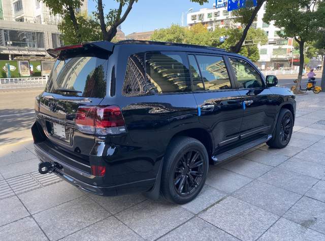 144万买丰田酷路泽,v8顶配绝版,车主还装了原厂黑金刚套件