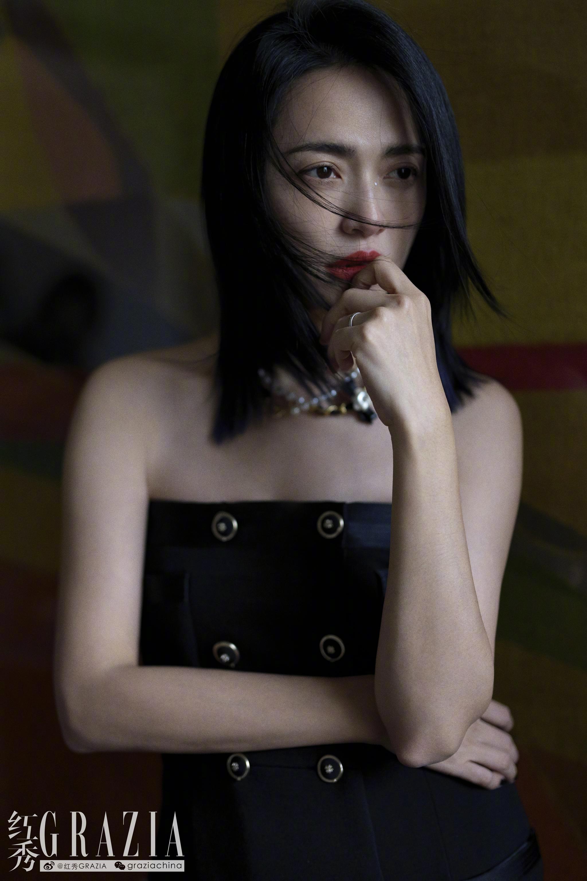 @姚晨 10月杂志封面曝光,坚强与脆弱的巧妙融合