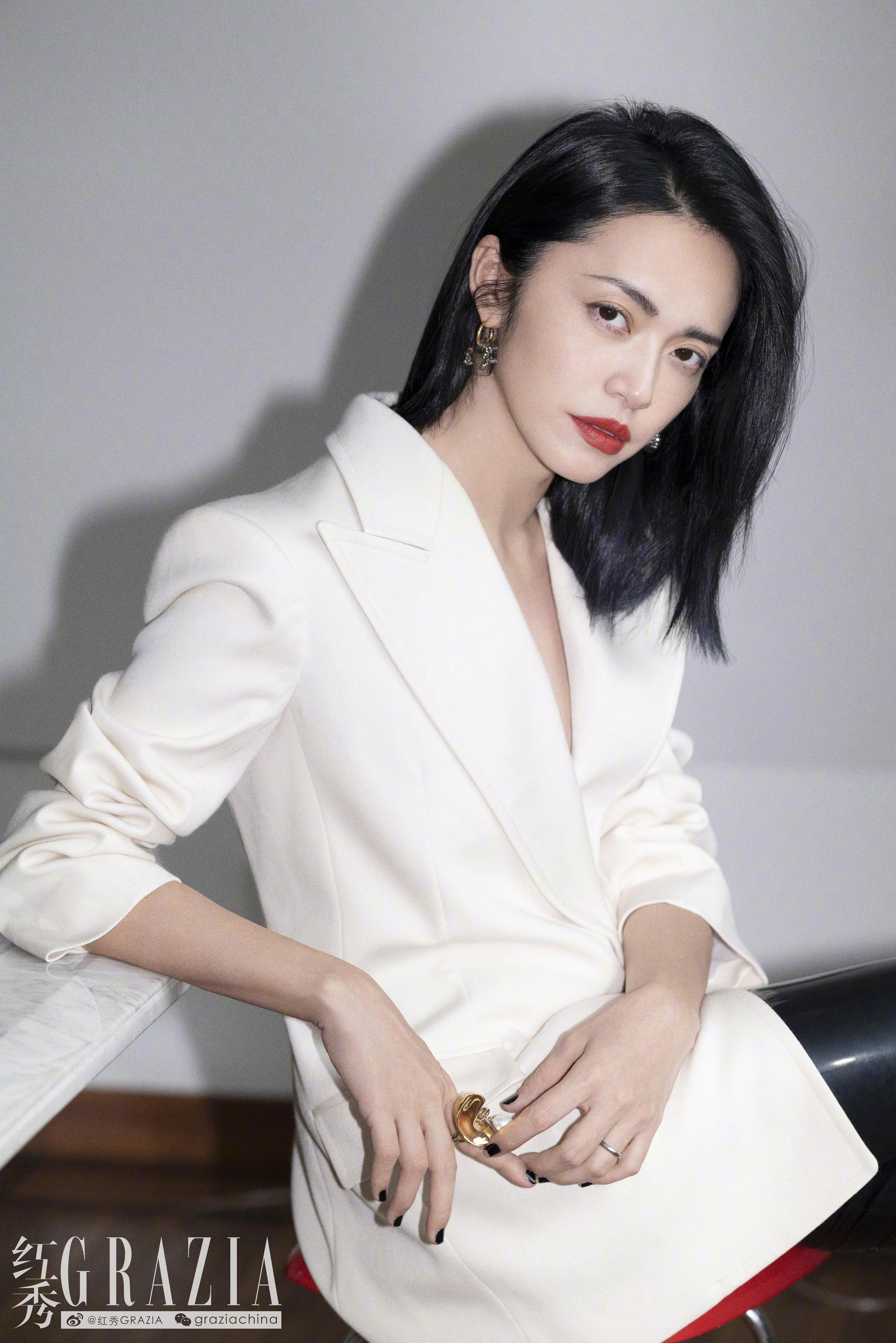 @姚晨 10月杂志封面曝光，坚强与脆弱的巧妙融合