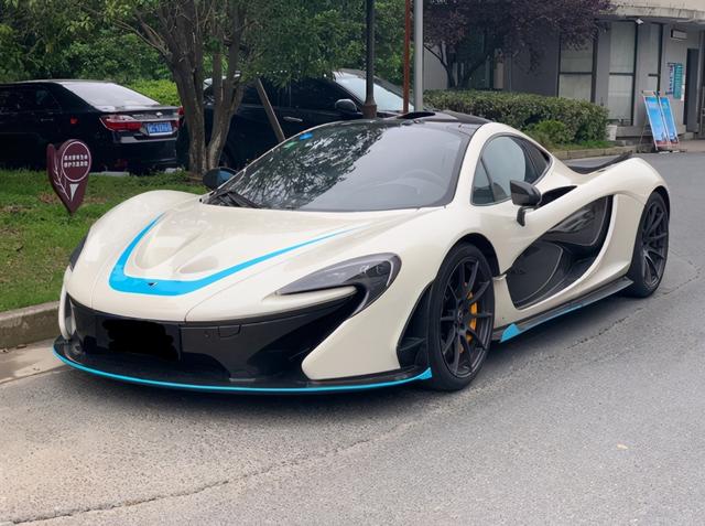 小伙开辆迈凯伦p1来到跑车俱乐部,一旁的牛马顿时"低调"很多