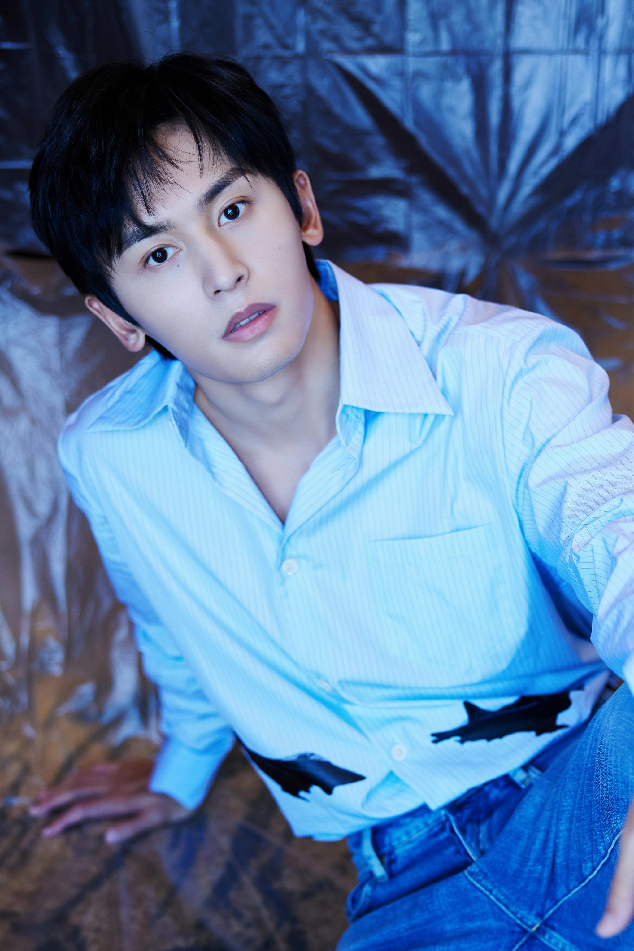 张哲瀚[超话]# 线上活动造型,身穿蓝条纹衬衫搭配牛仔裤,两抹黑色