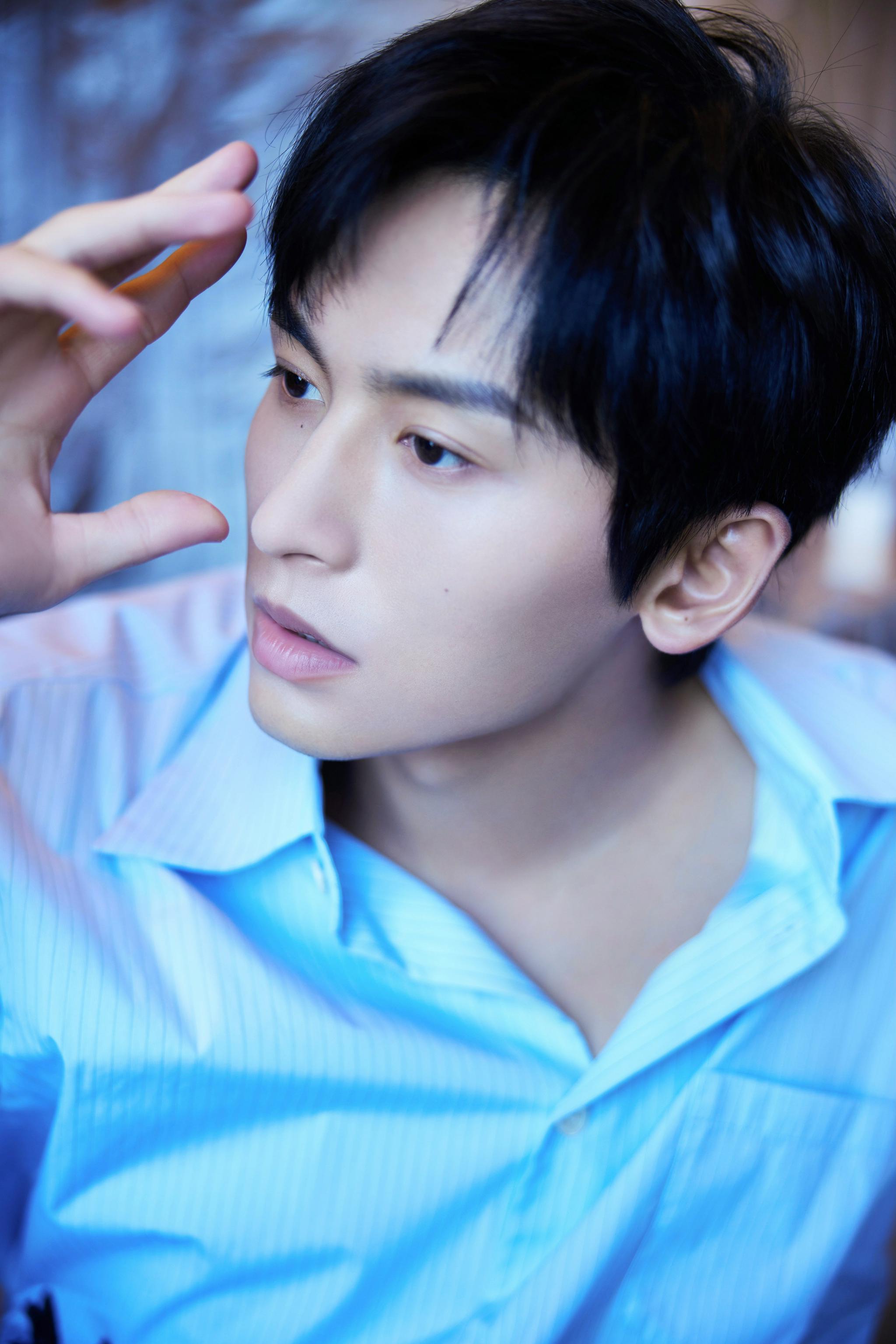 身穿蓝条纹衬衫搭配牛仔裤,两抹黑色涂鸦点缀……|牛仔裤|张哲瀚_新浪