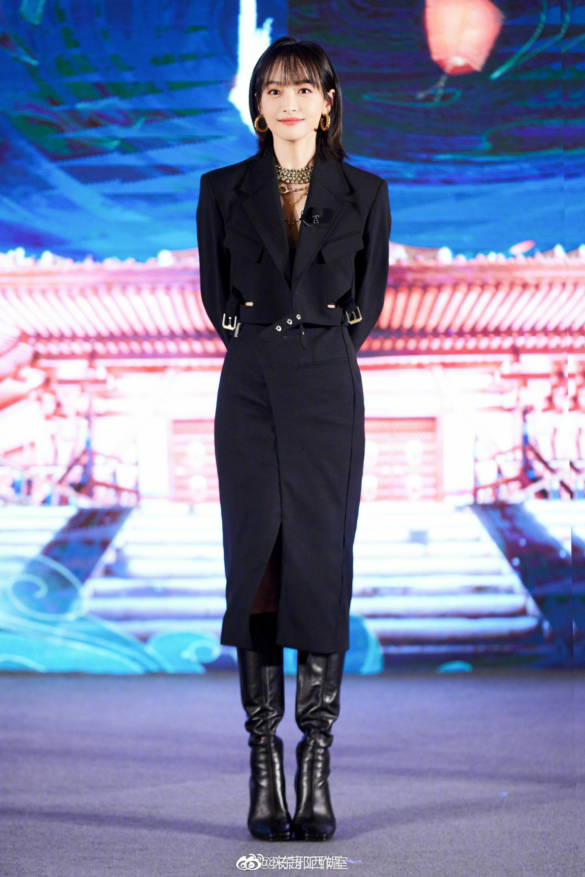 风起洛阳发布会今天的宋茜是一身黑衣皮靴好酷