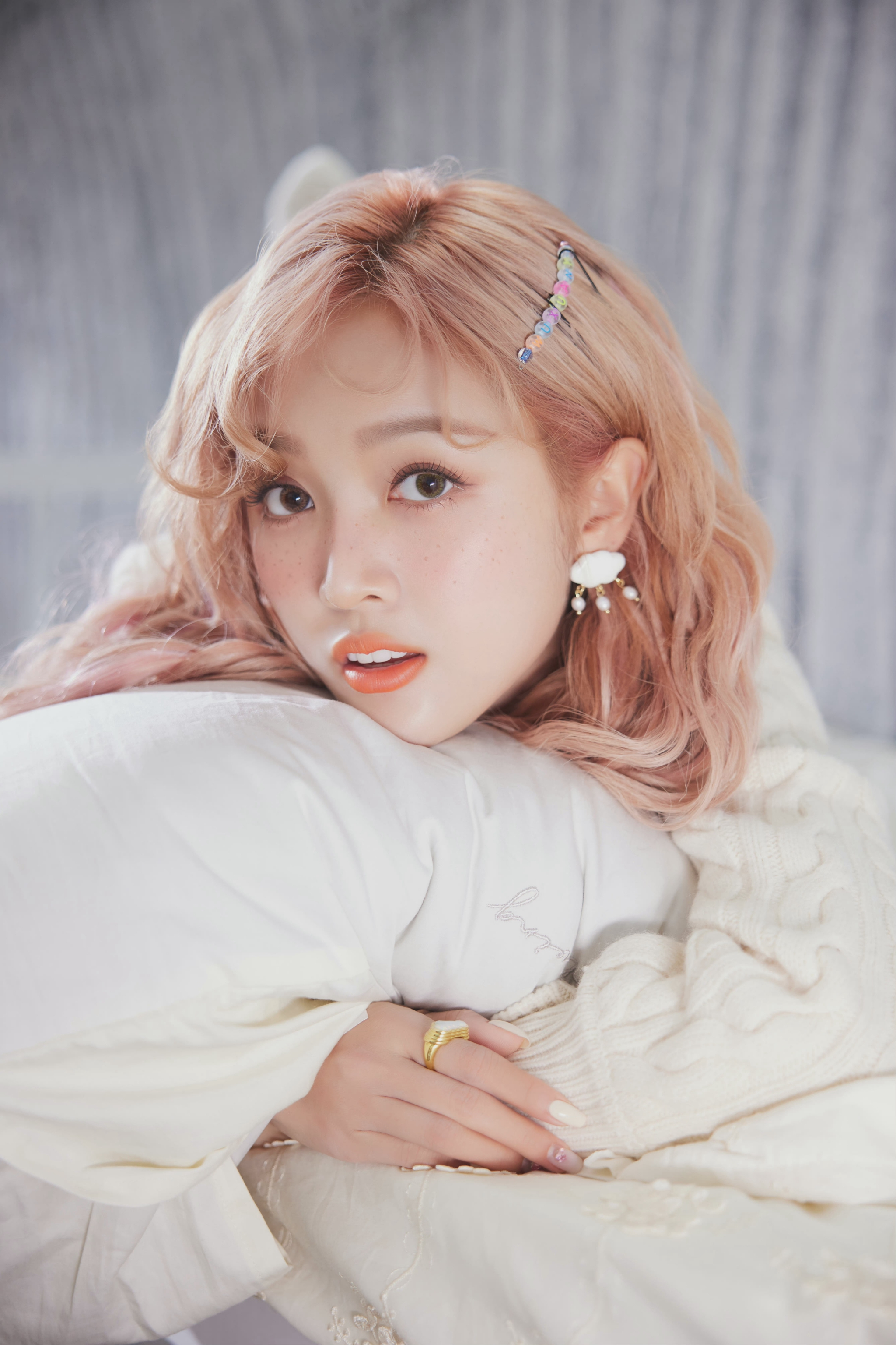 吴宣仪新ep预告大片 微卷发型 俏皮甜美 恰逢其时……|吴宣仪_新浪