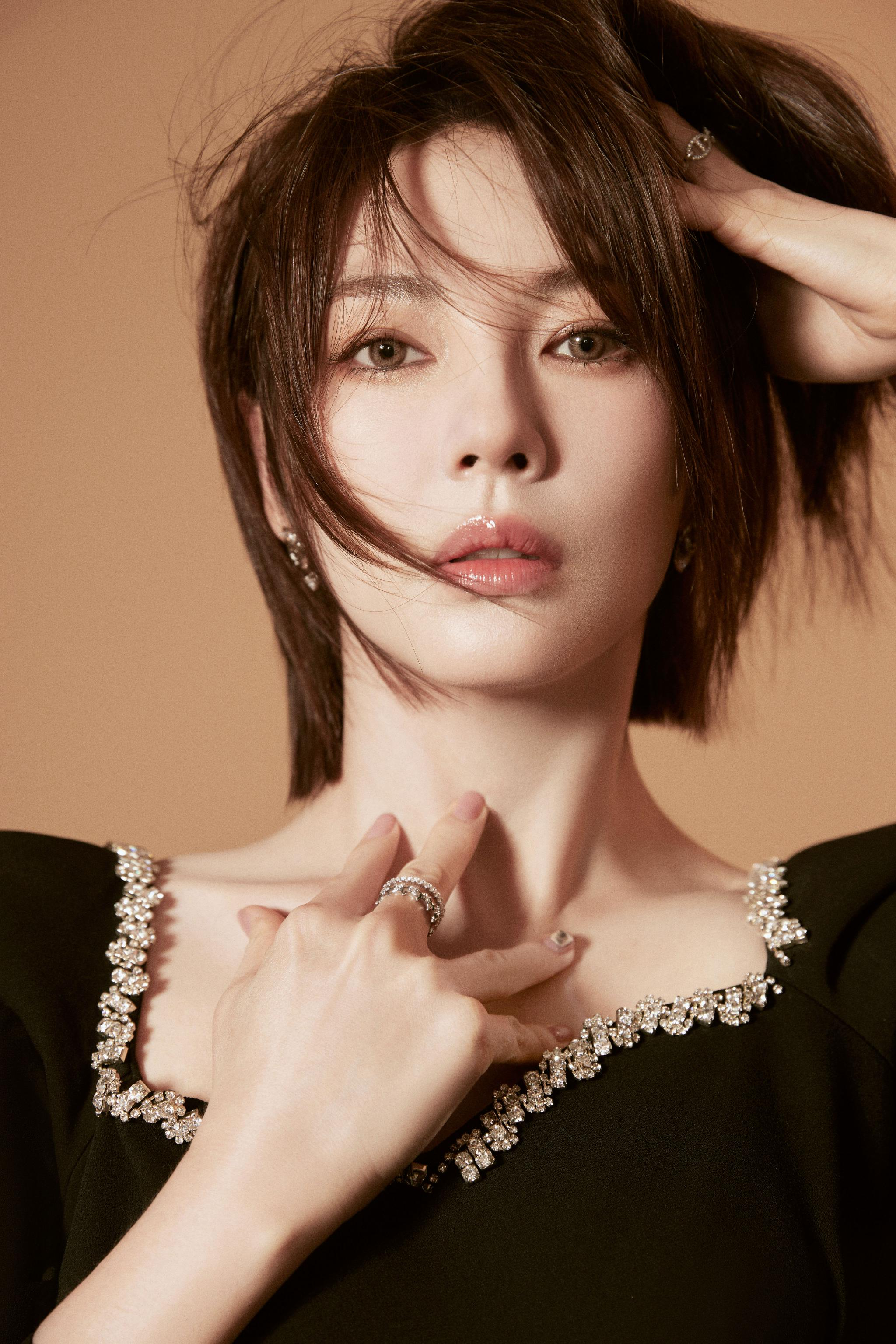 张雨绮小黑裙短发造型好美的绮绮子短发造型又美又飒