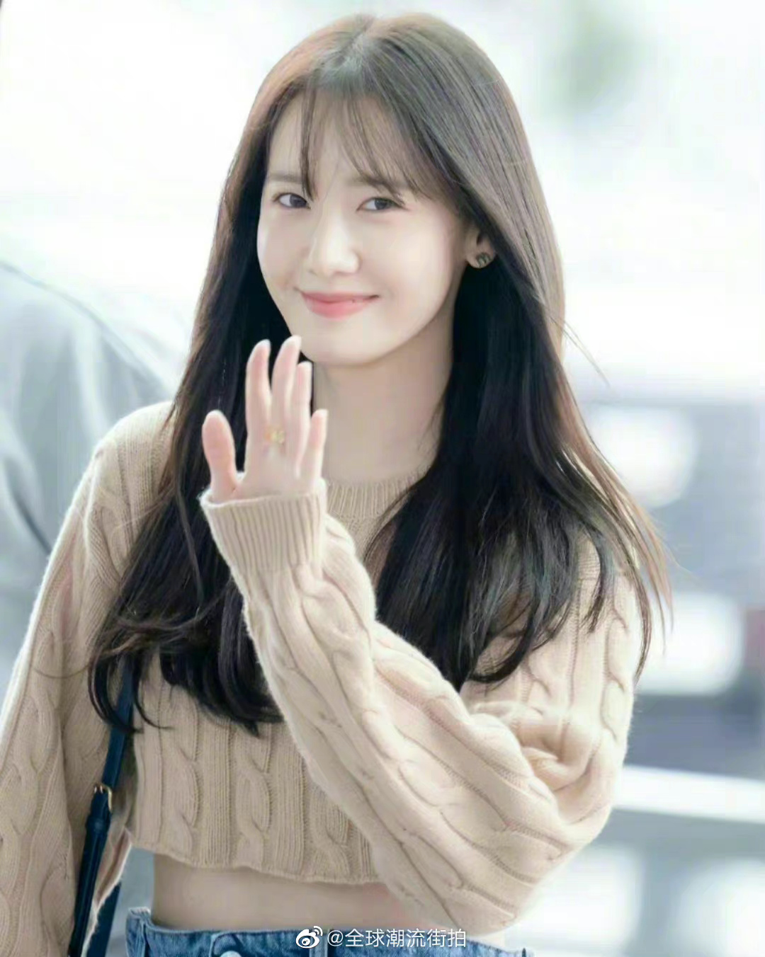 林允儿|街拍更新 上身卡其色短款针织衫……__财经头条