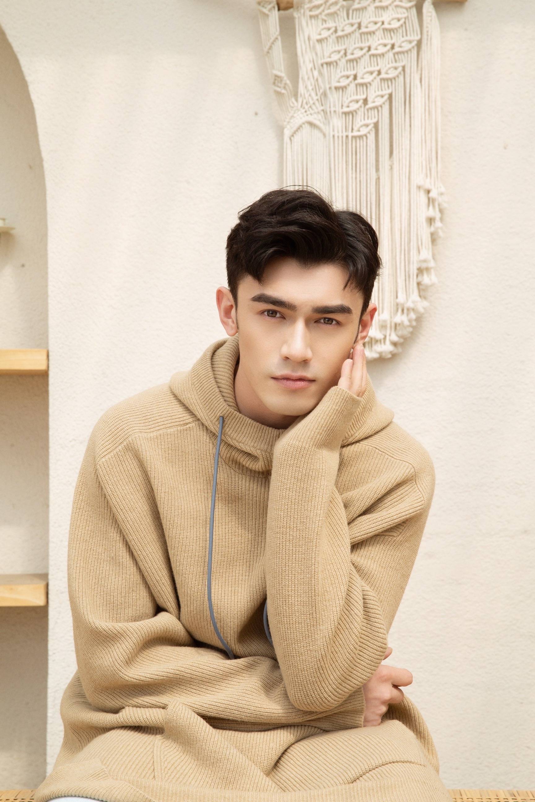 娃尔曝光冷暖卫衣写真眼神反转尽显阳光帅气