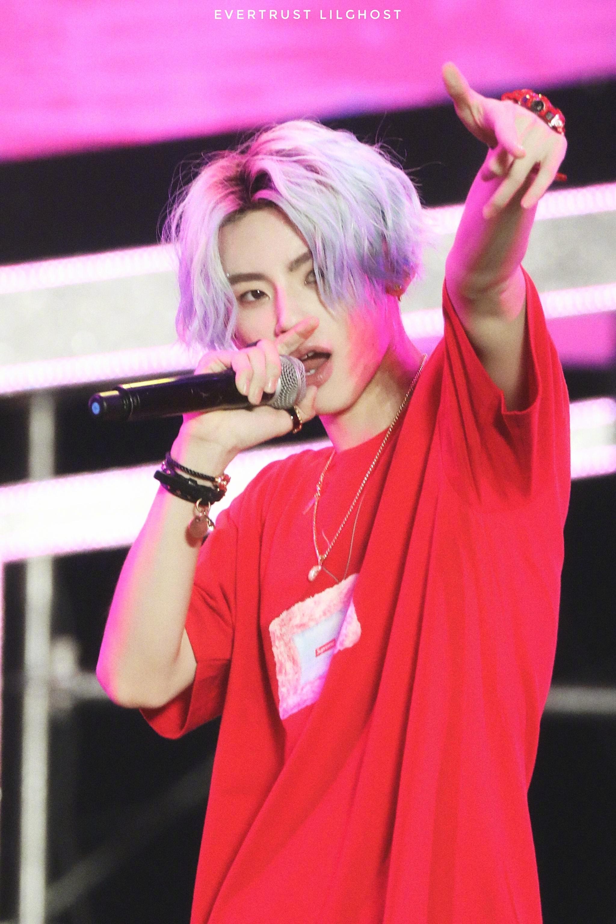 小鬼王琳凯舞台照小合集舞台上的小鬼又酷又拽,私下却是一个可爱鬼