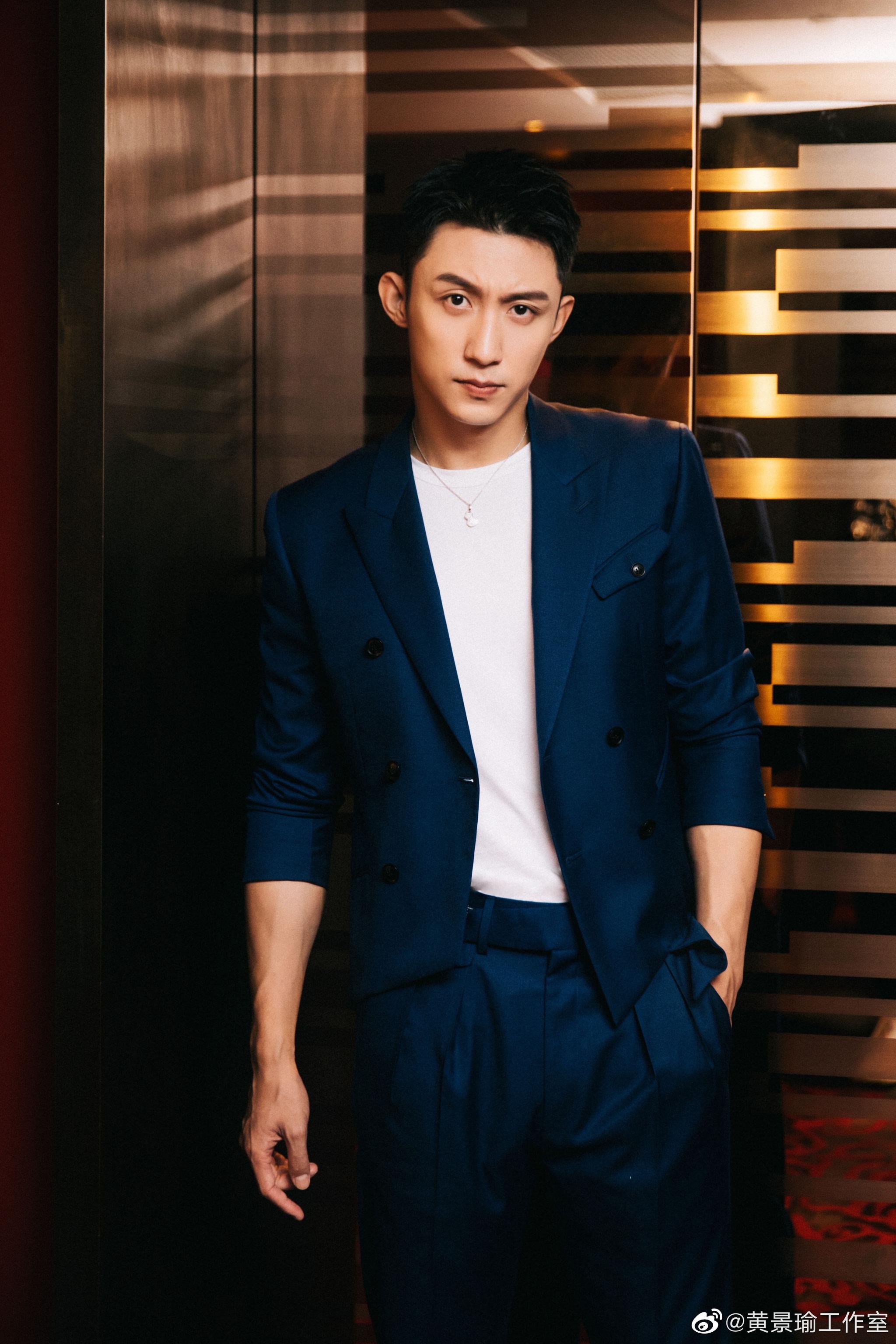 蓝色西装挺阔,不规则剪裁肆意洒脱,满分优雅,万分活力