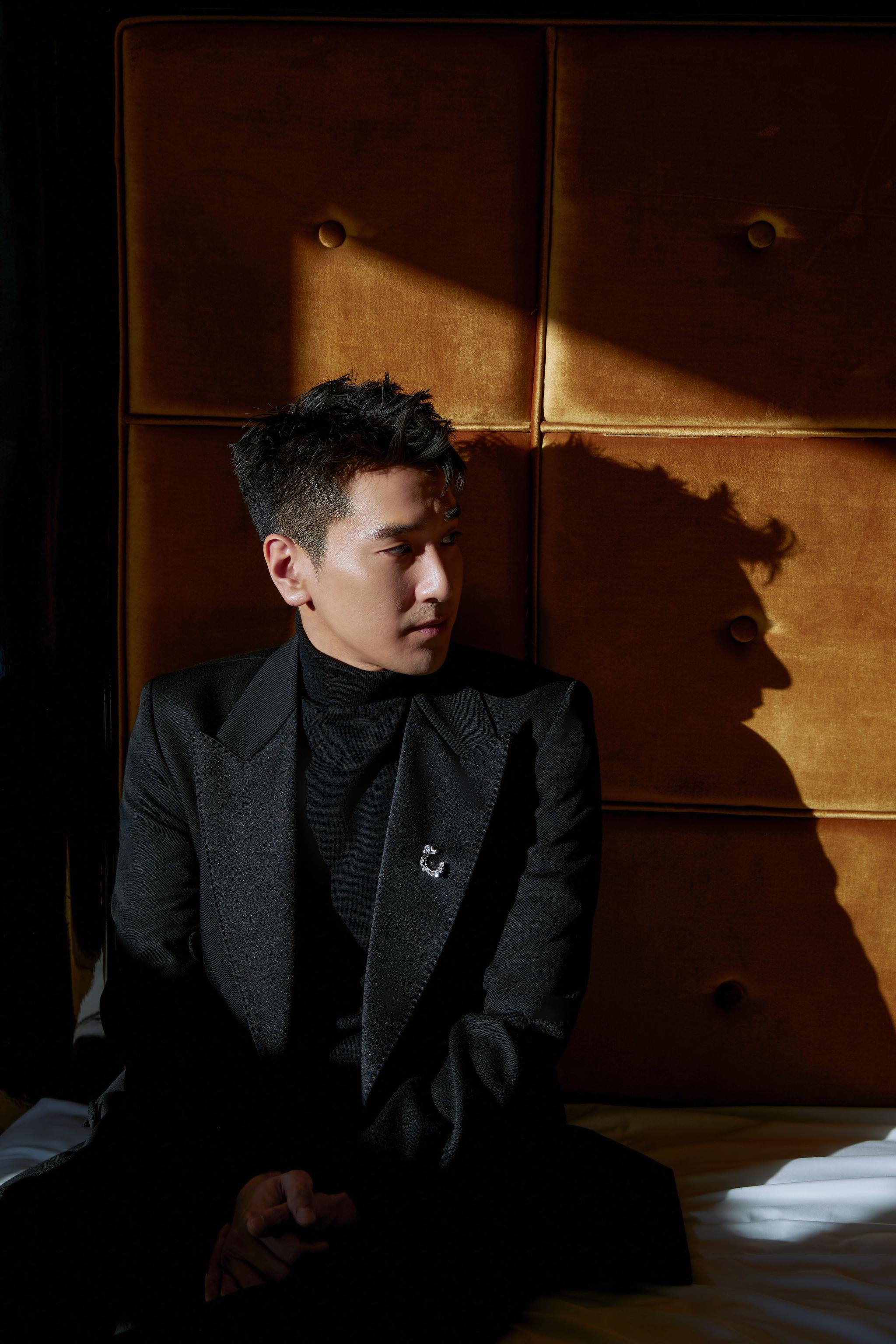 首映礼上,赵又廷全程搞怪逗趣,引发爆笑不断,跟随音乐跳起"抖人舞"