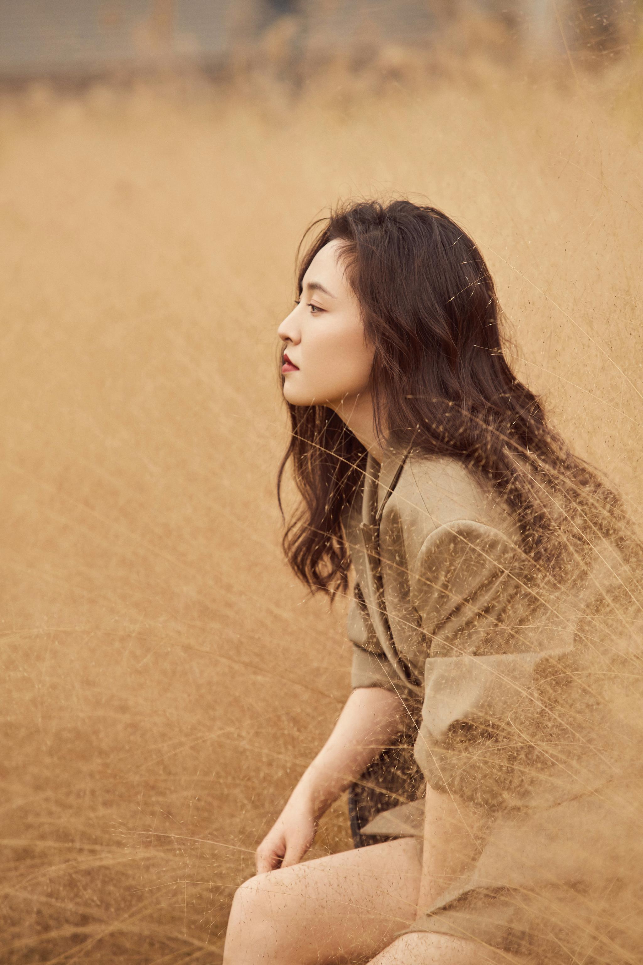 活动造型释出,一袭奶茶色西装裙干练俏丽…………|吴倩_新浪新闻