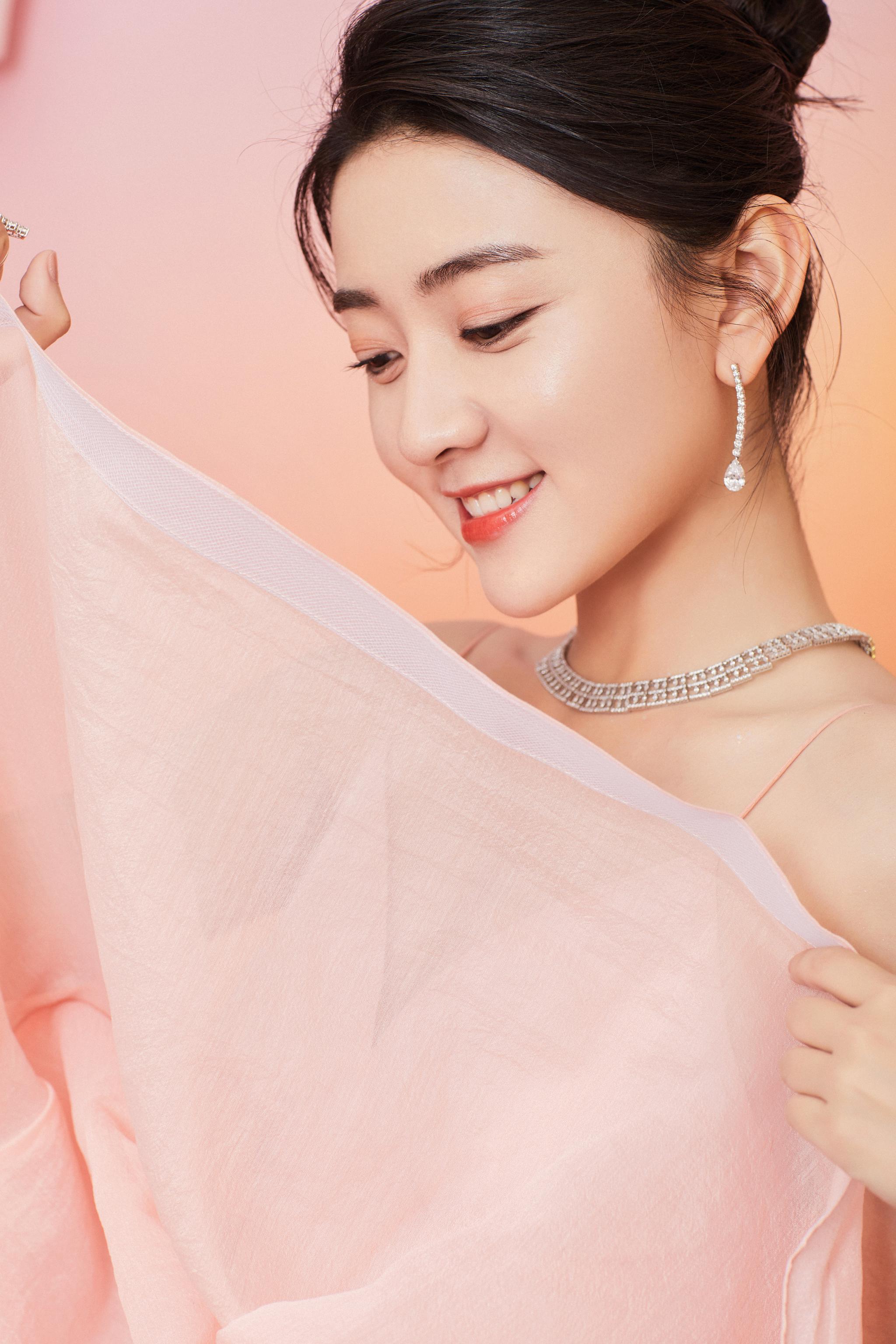 演员@梁洁little 一袭简式粉色吊带礼服美图发布